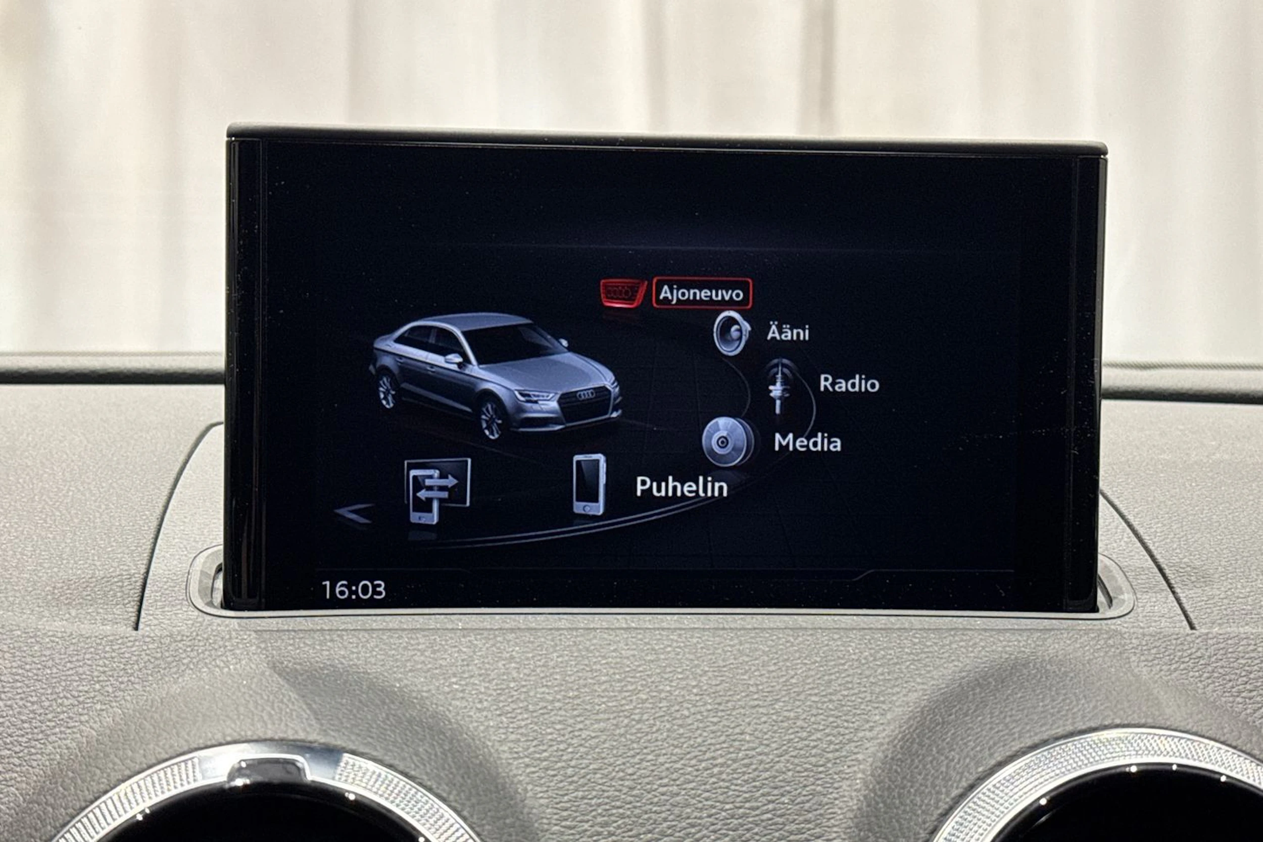 punainen Audi A3 2020 kuva 22.