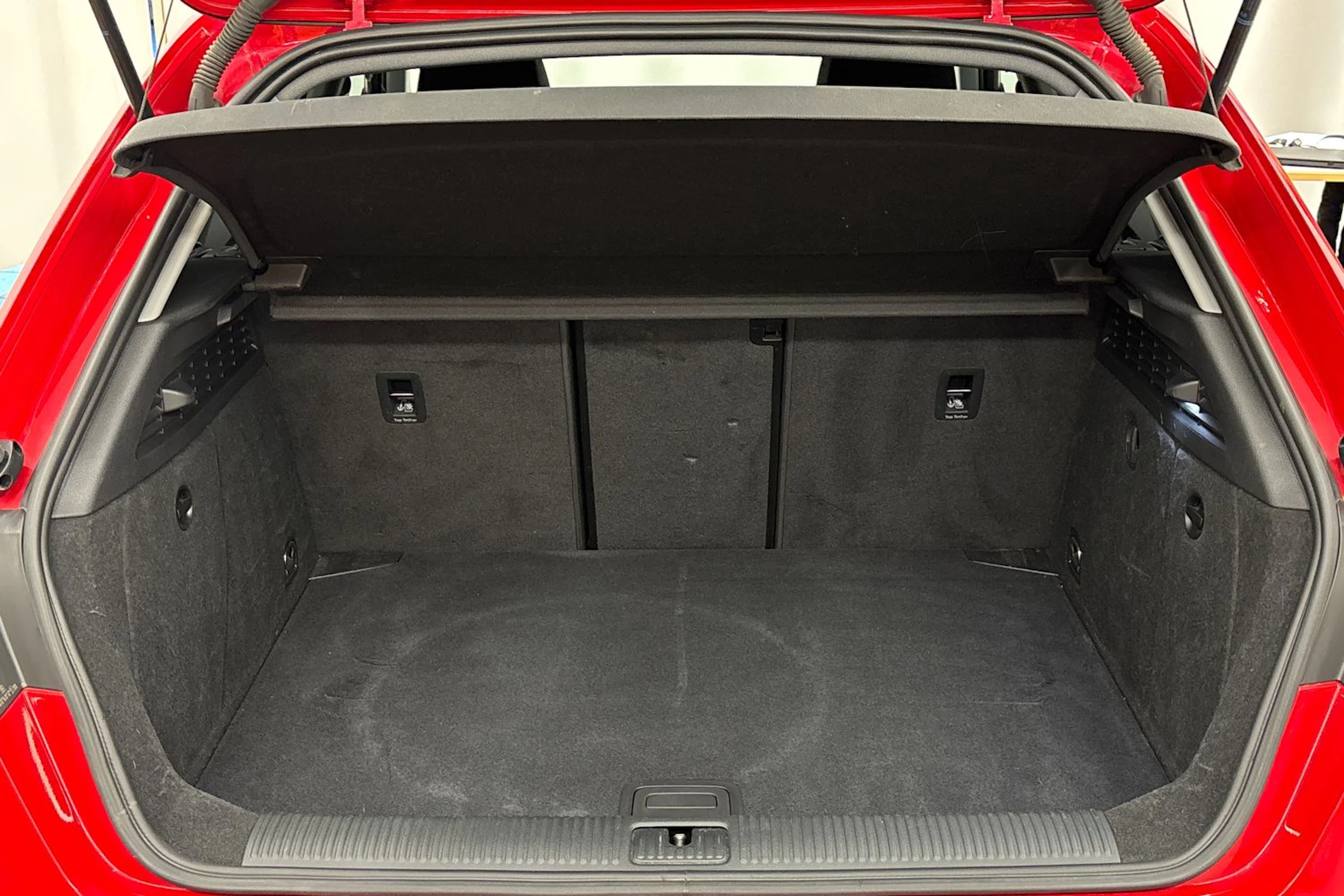 punainen Audi A3 2020 kuva 19.