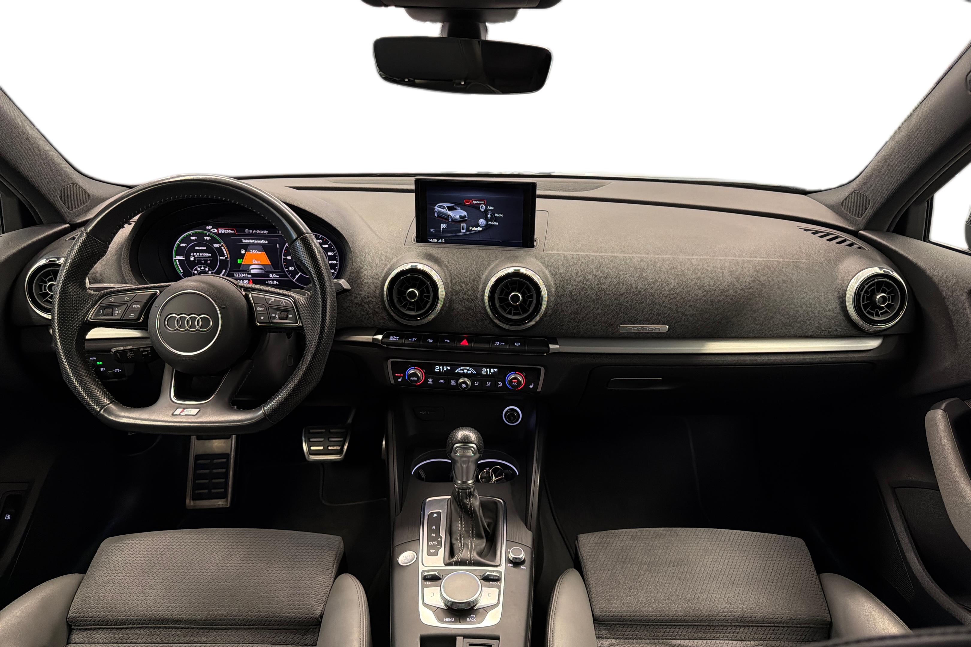 Audi A3 2020, photo 7/30