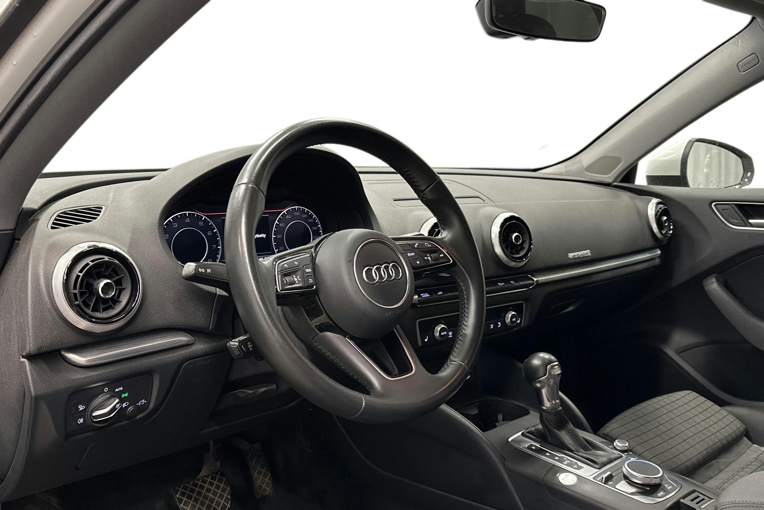 valkoinen Audi A3 2020 kuva 3.