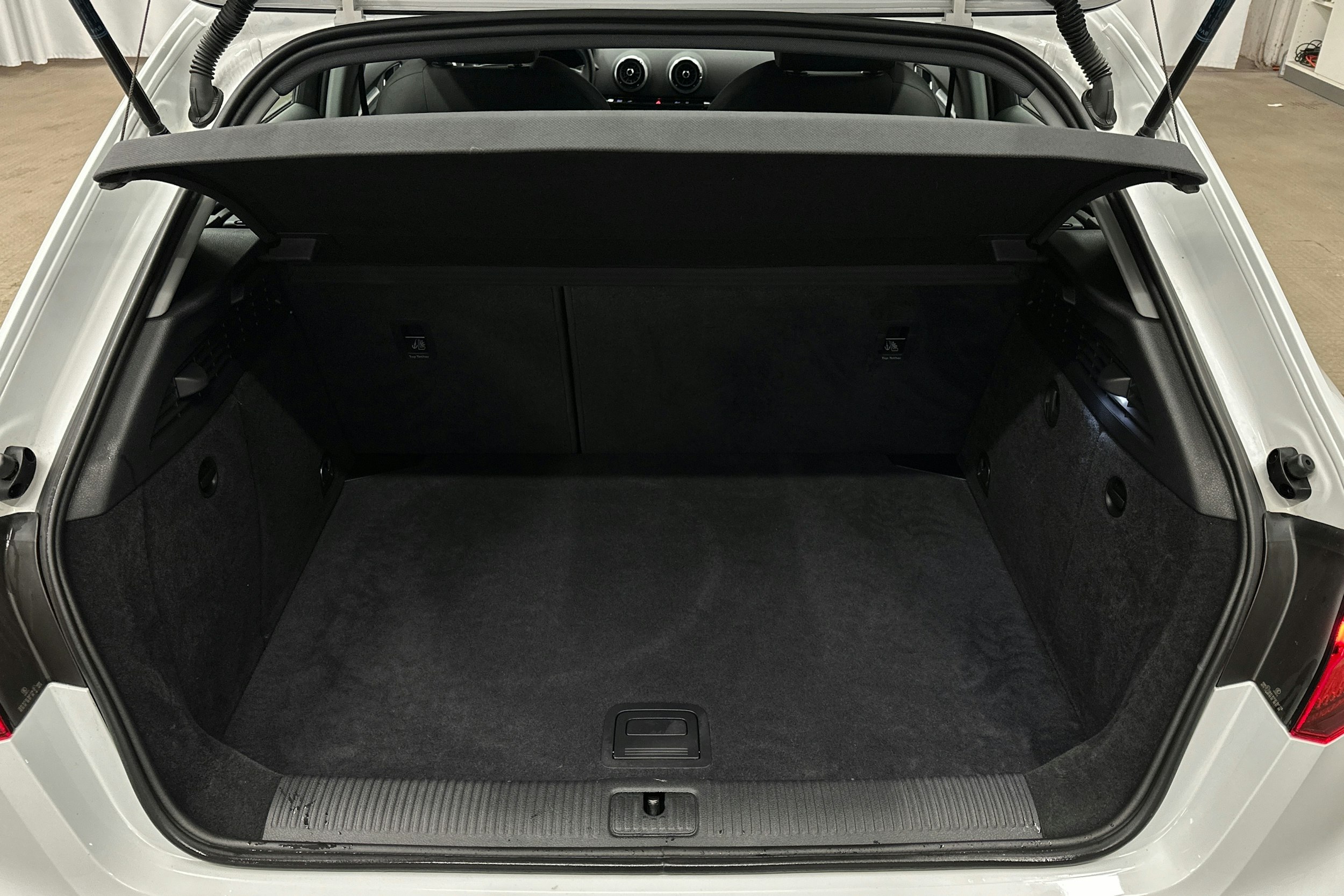 valkoinen Audi A3 2020 kuva 14.