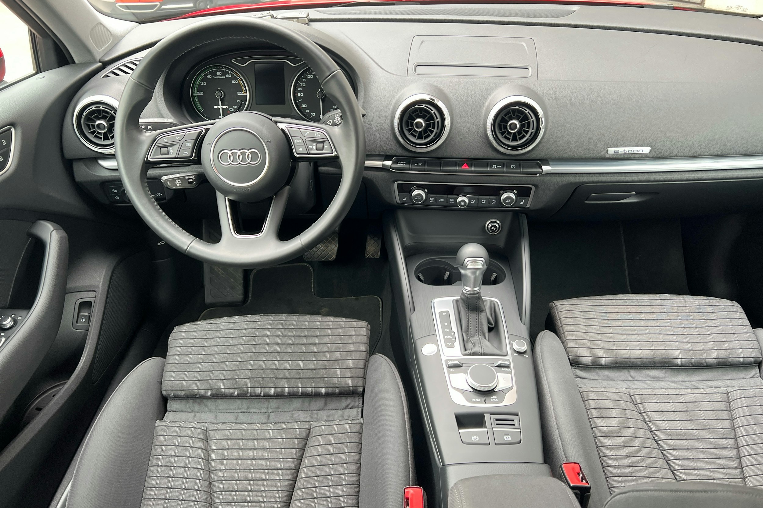 punainen Audi A3 2020 kuva 7.