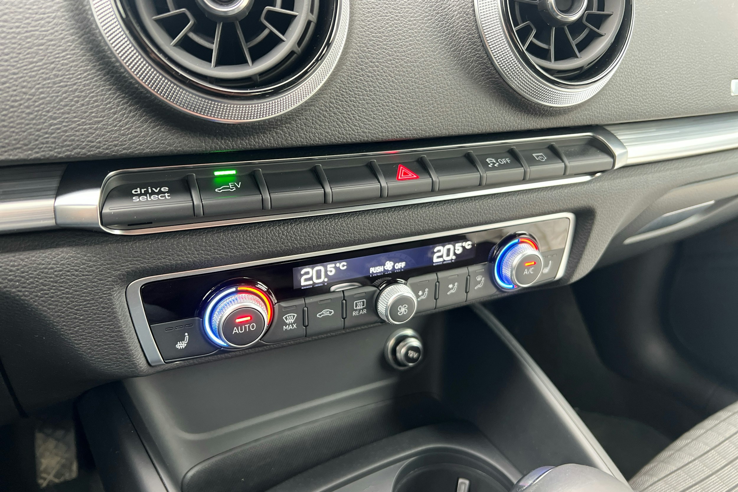 punainen Audi A3 2020 kuva 19.