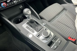 punainen Audi A3 2020 kuva 20.