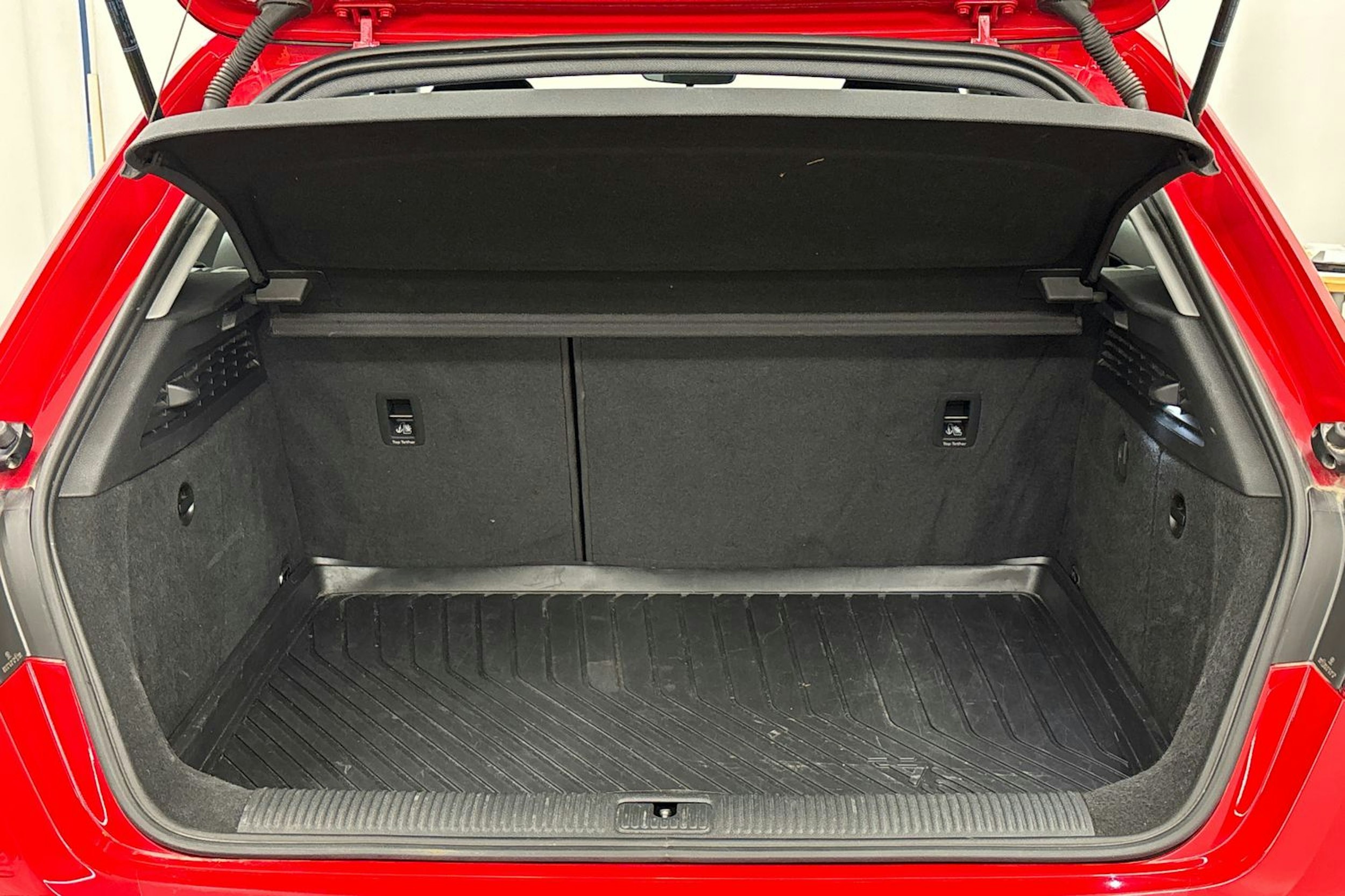 punainen Audi A3 2020 kuva 22.