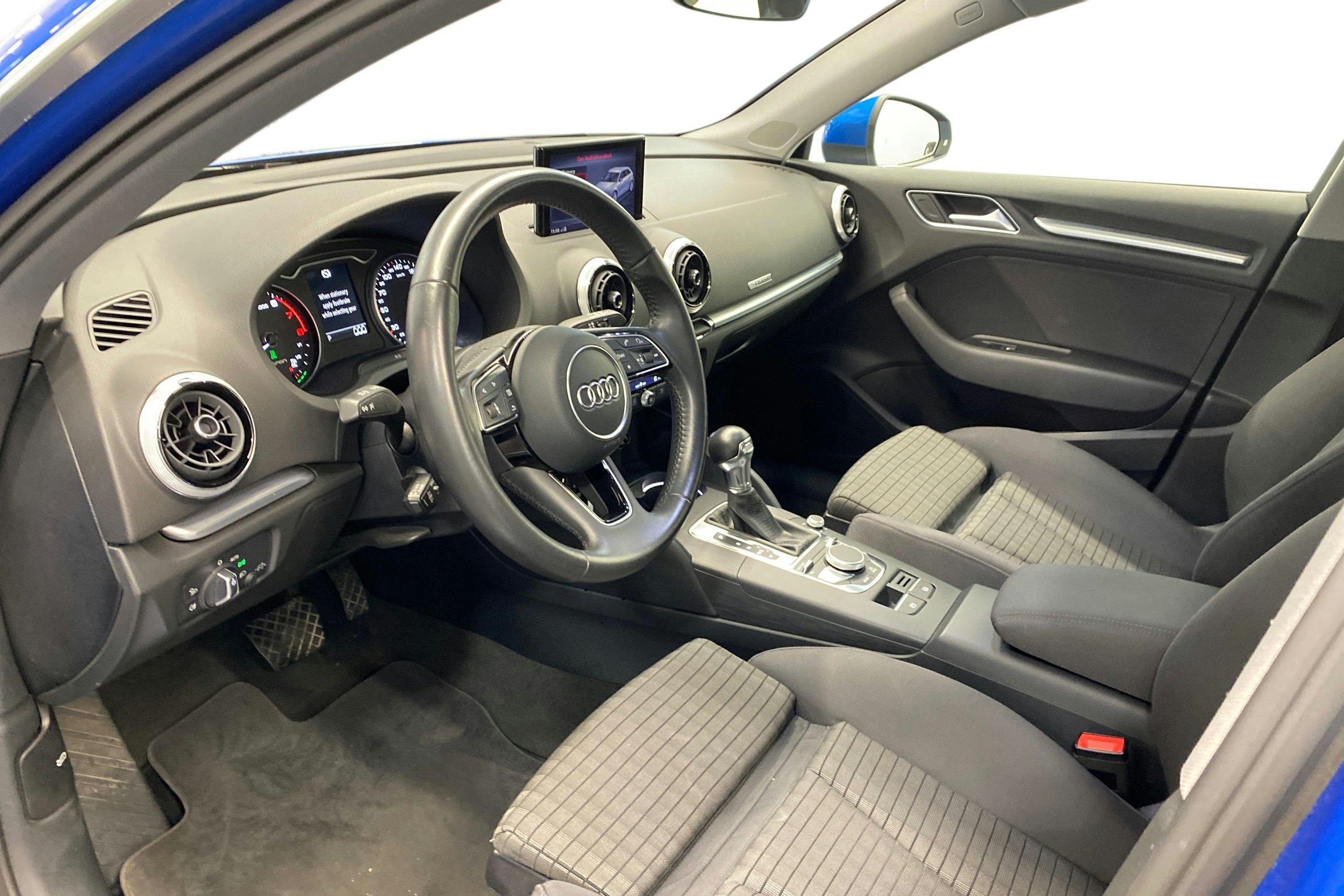 Sininen Audi A3 2020 kuva 7.
