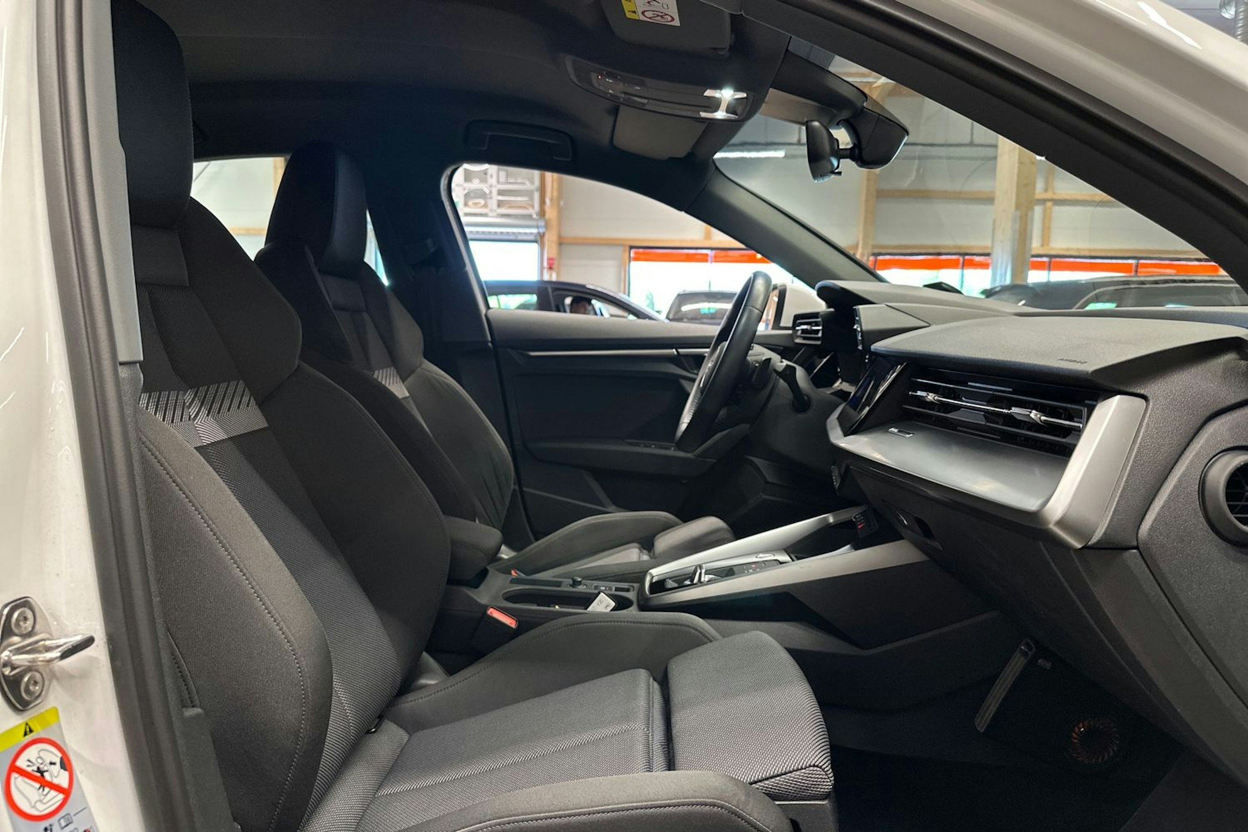 valkoinen Audi A3 2020 kuva 14.