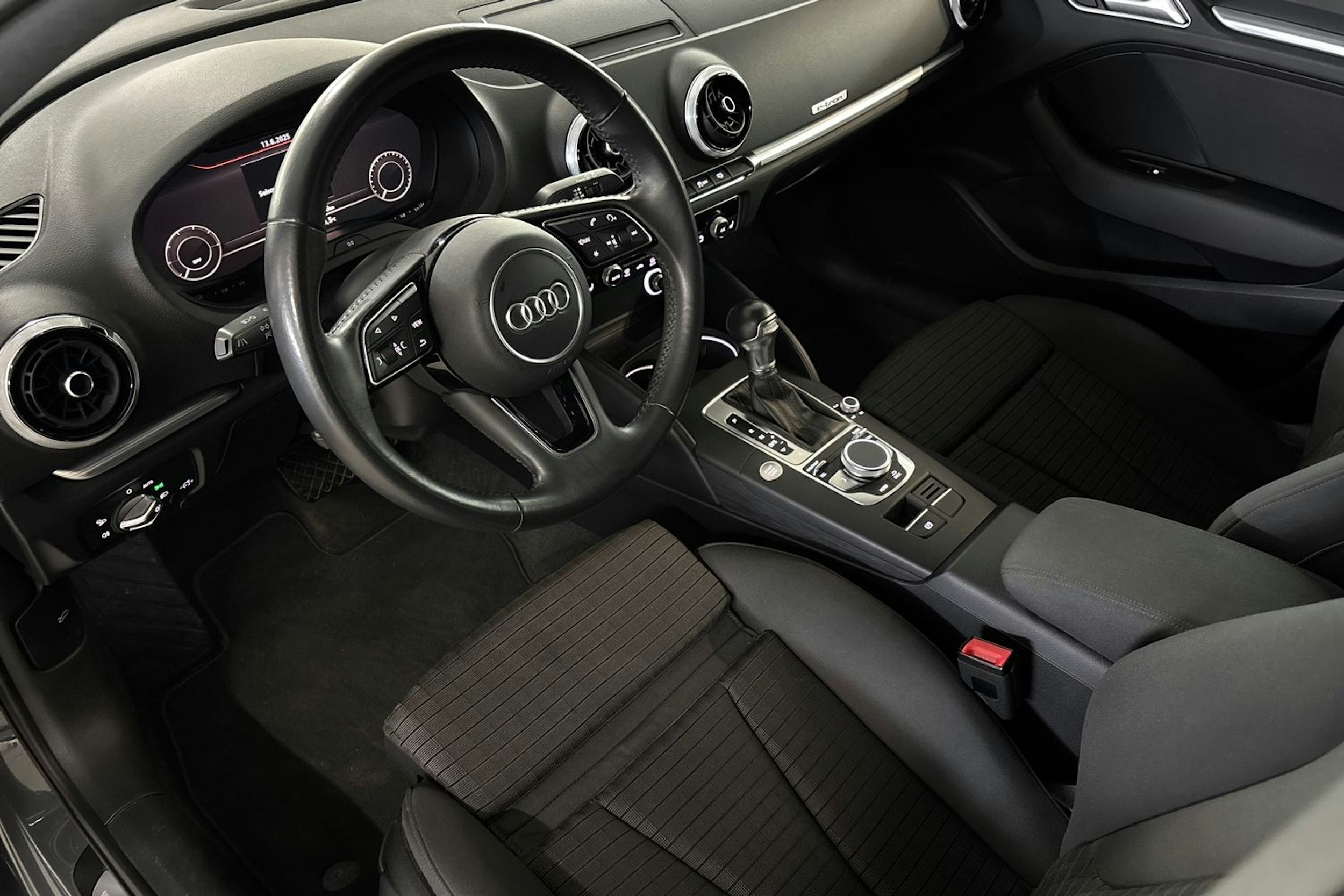harmaa Audi A3 2020 kuva 7.