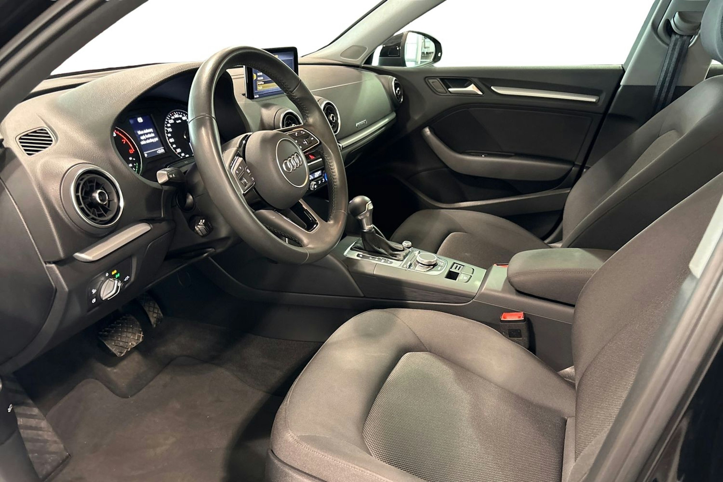Musta Audi A3 2020 kuva 7.