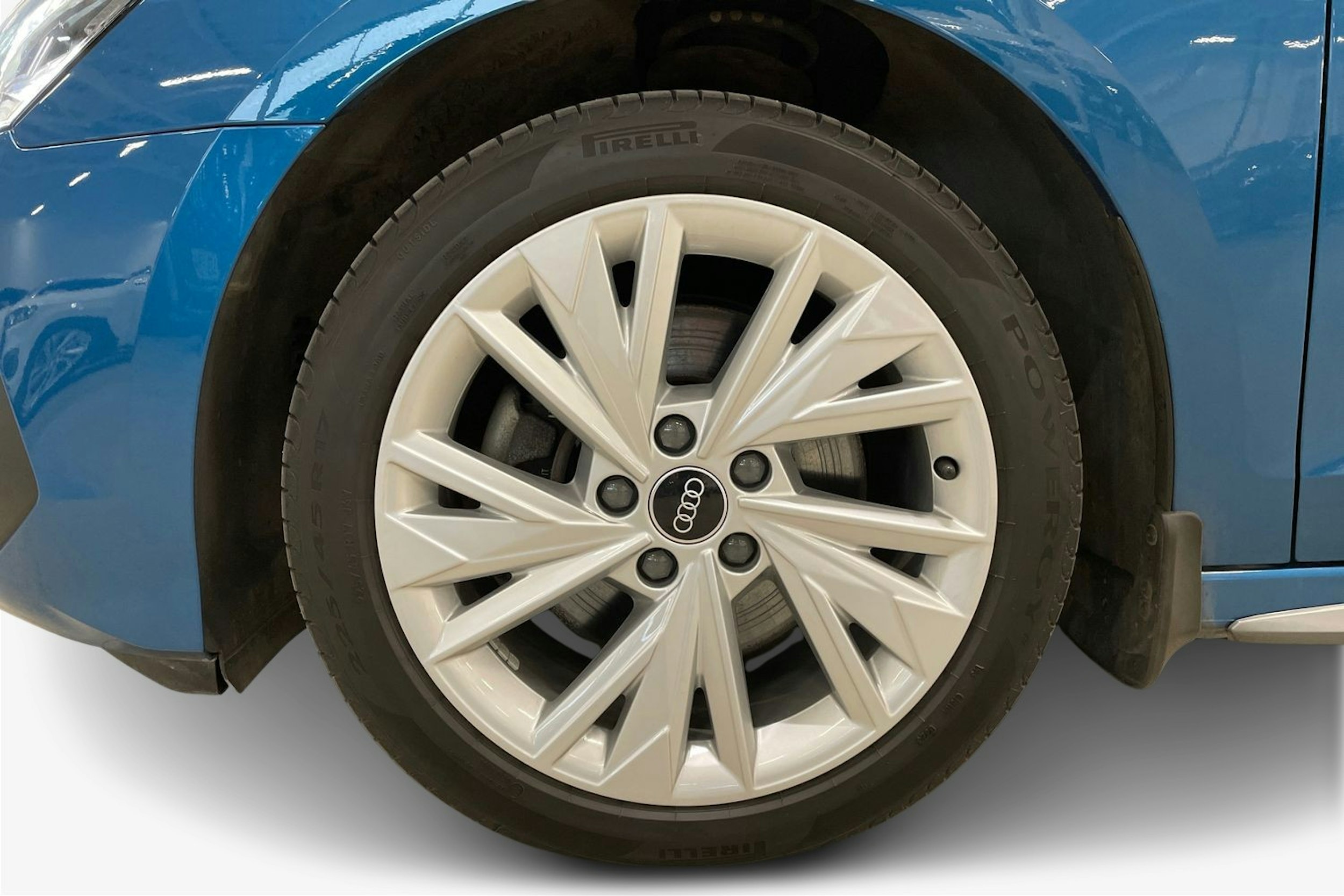 sininen Audi A3 2020 kuva 11.