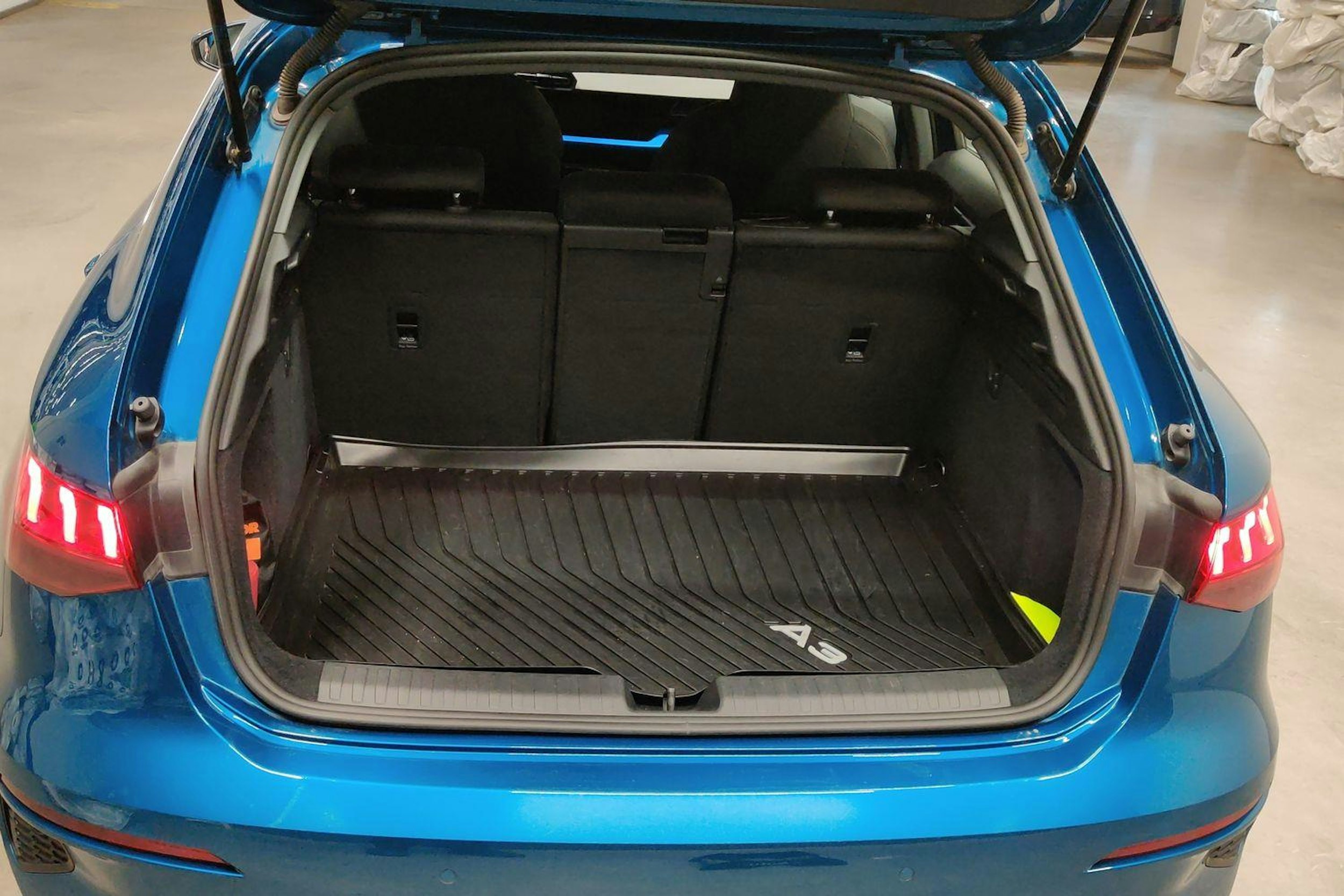 Sininen Audi A3 2021 kuva 11.