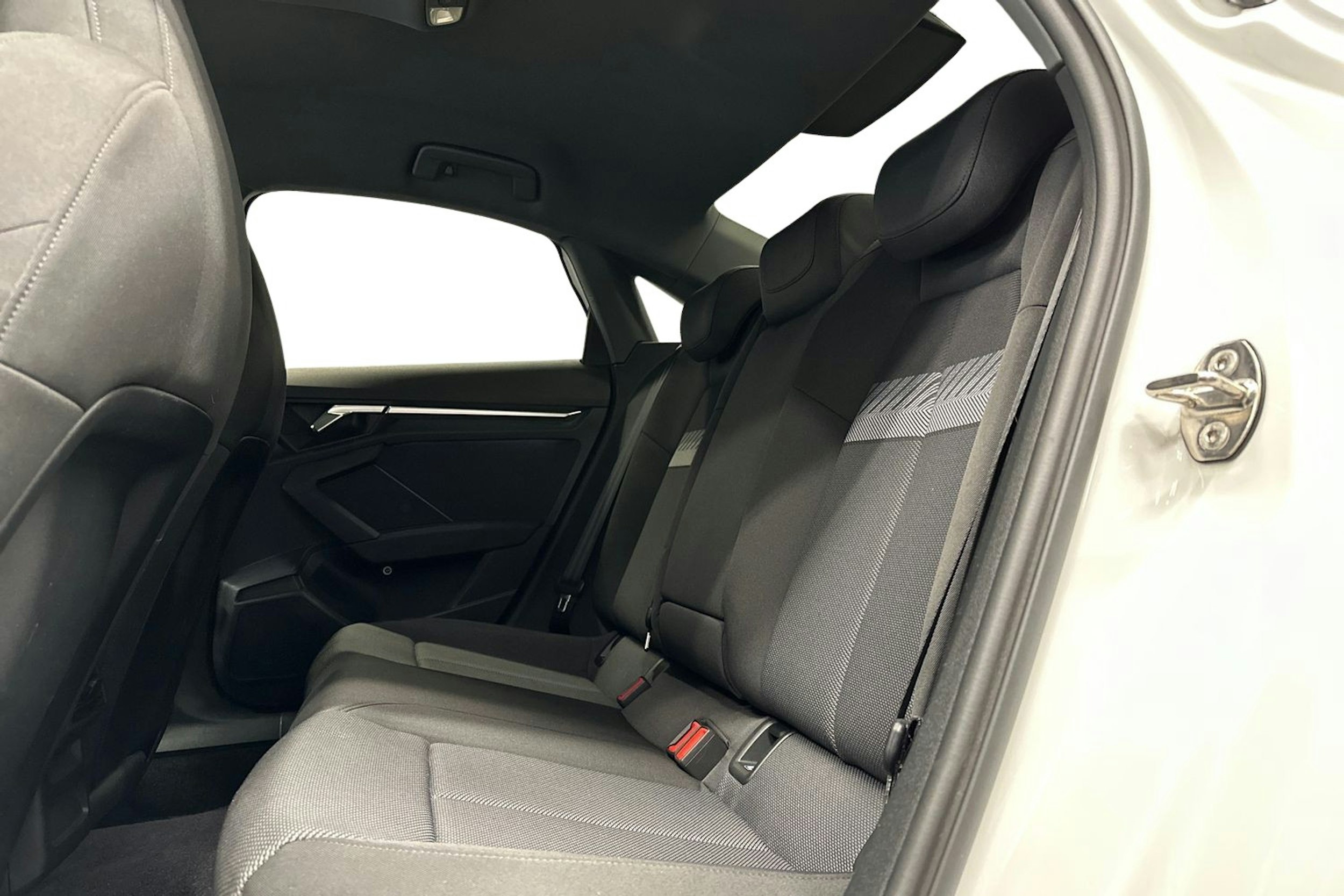valkoinen Audi A3 2021 kuva 11.
