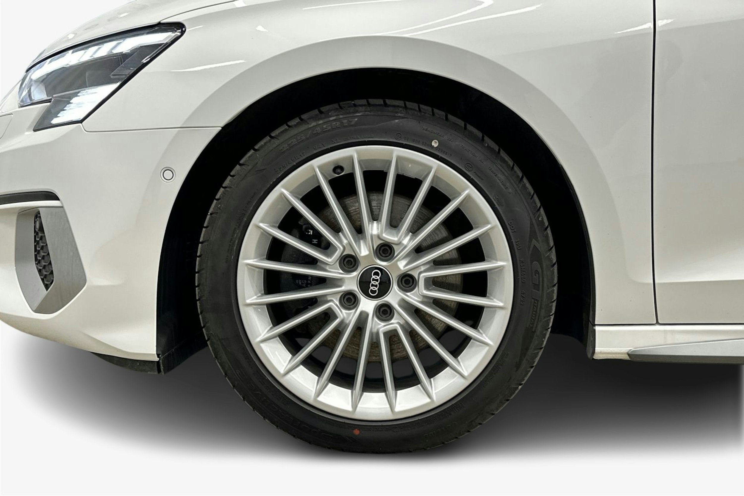 valkoinen Audi A3 2021 kuva 12.