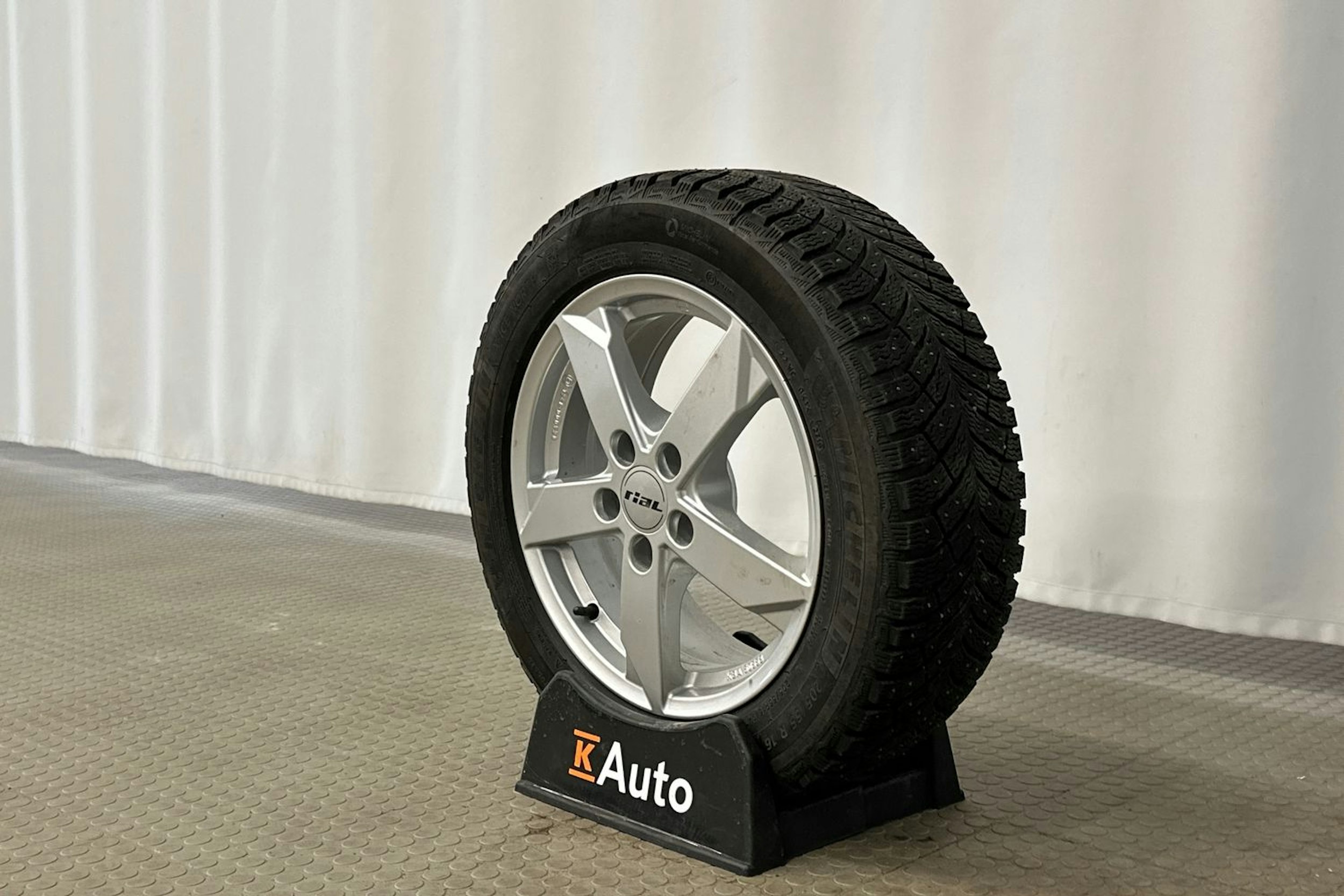 valkoinen Audi A3 2021 kuva 14.