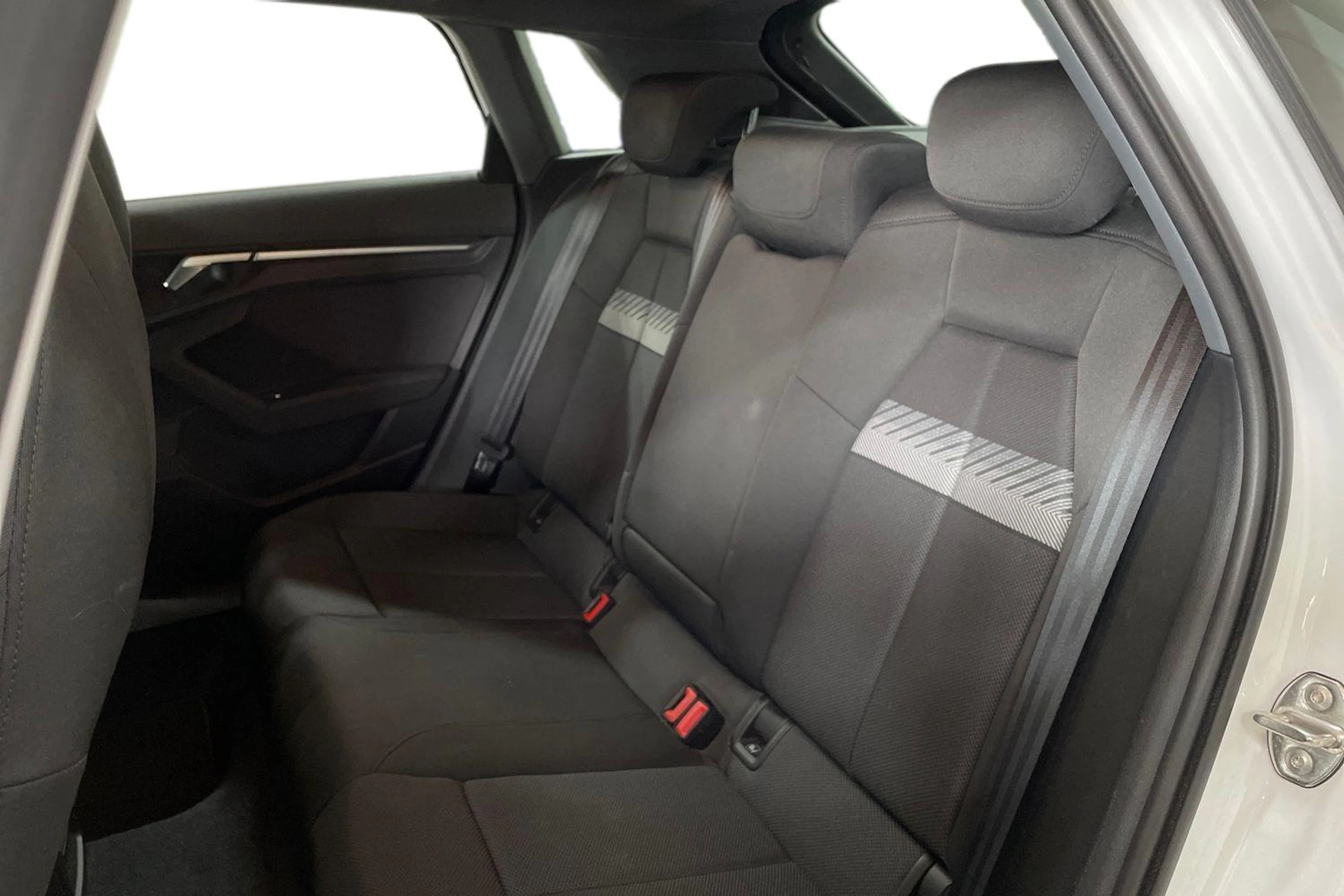 Valkoinen Audi A3 2021 kuva 8.
