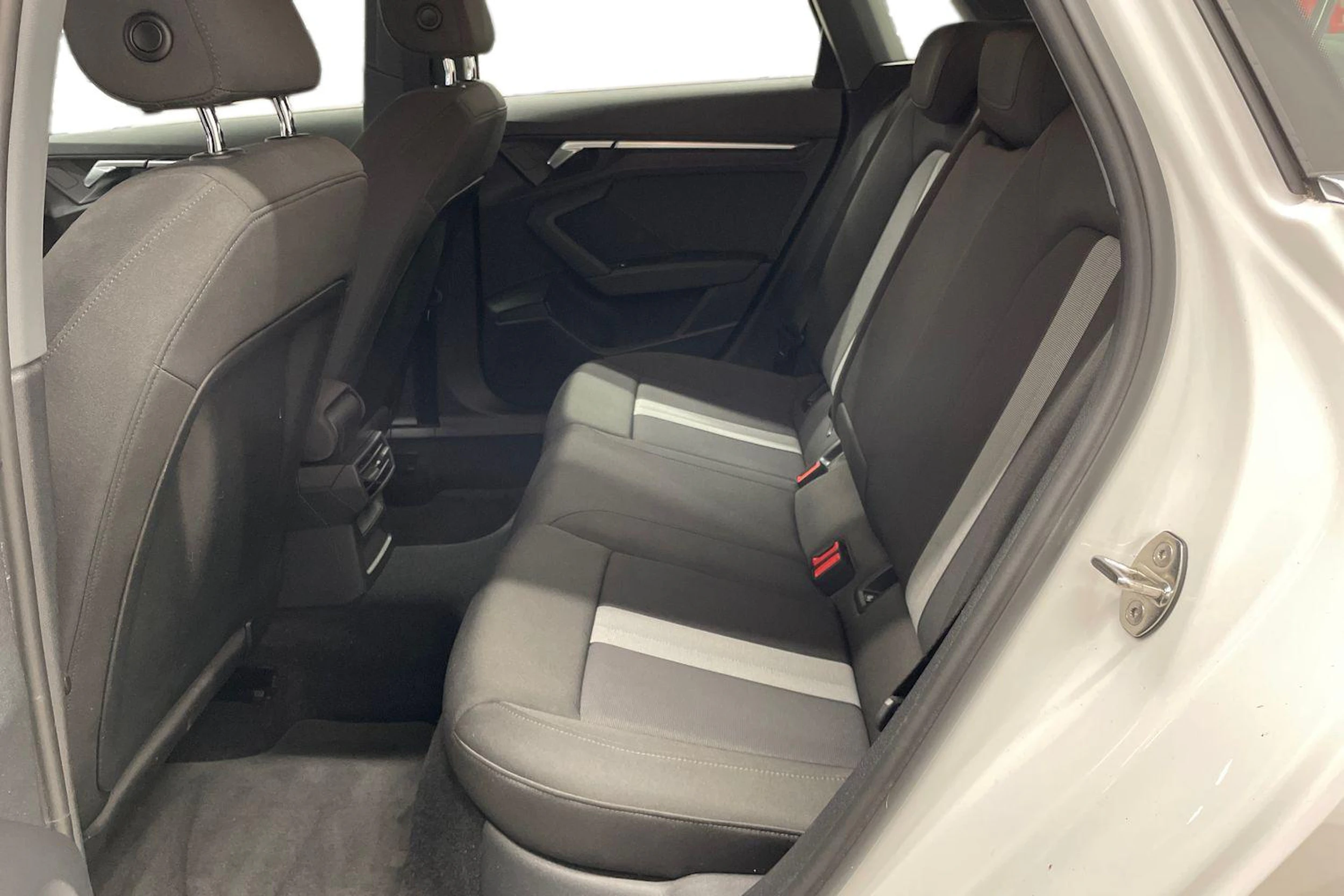 valkoinen Audi A3 2021 kuva 8.