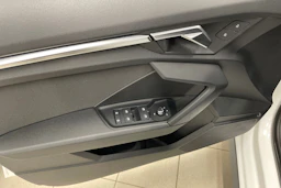 valkoinen Audi A3 2021 kuva 16.
