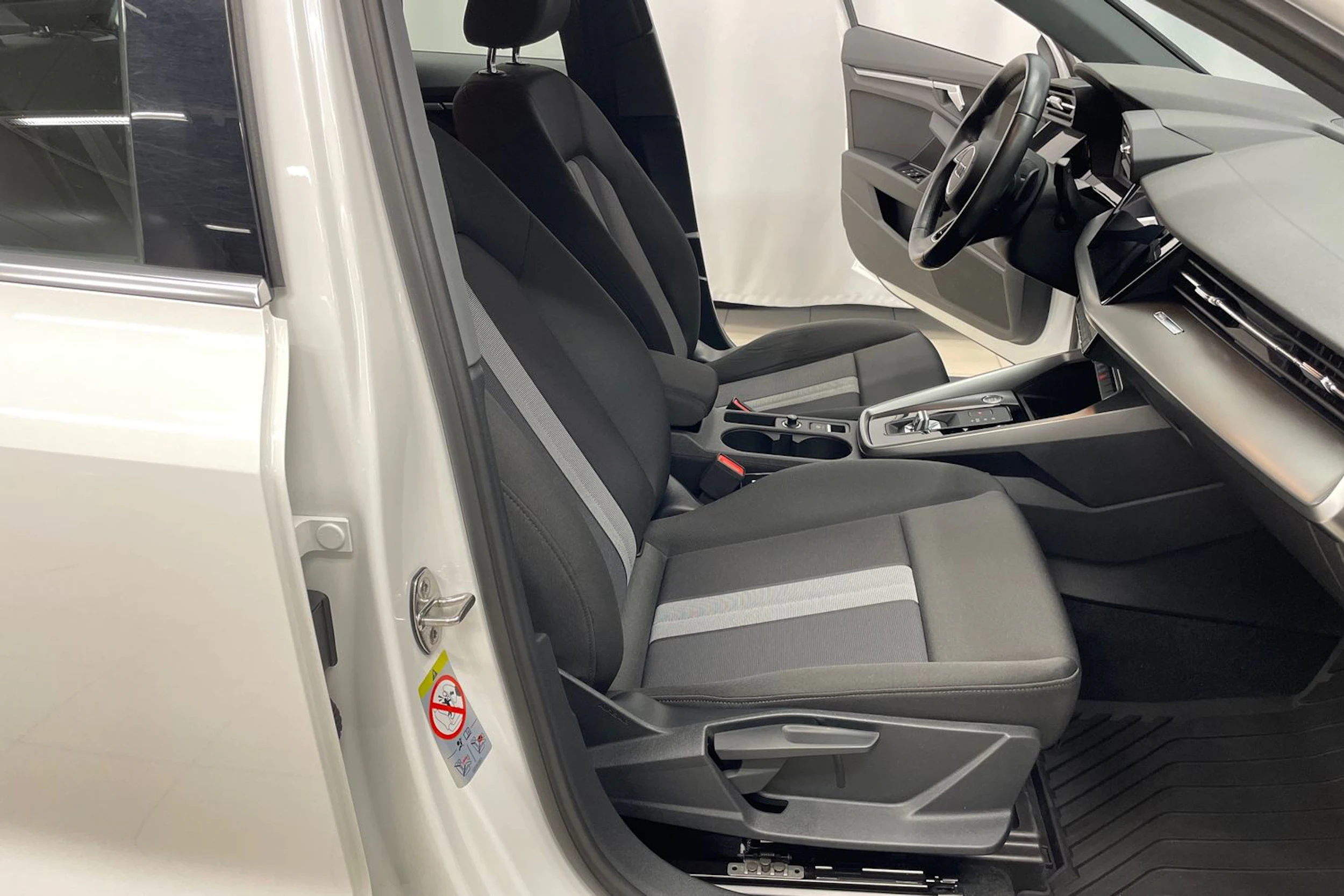 valkoinen Audi A3 2021 kuva 22.