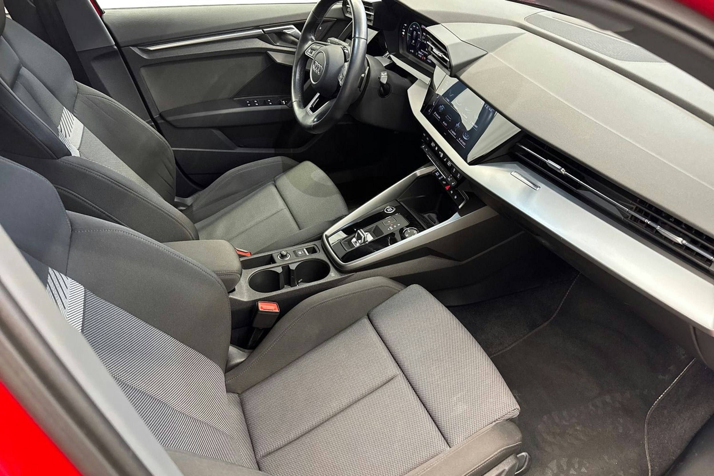 punainen Audi A3 2021 kuva 9.