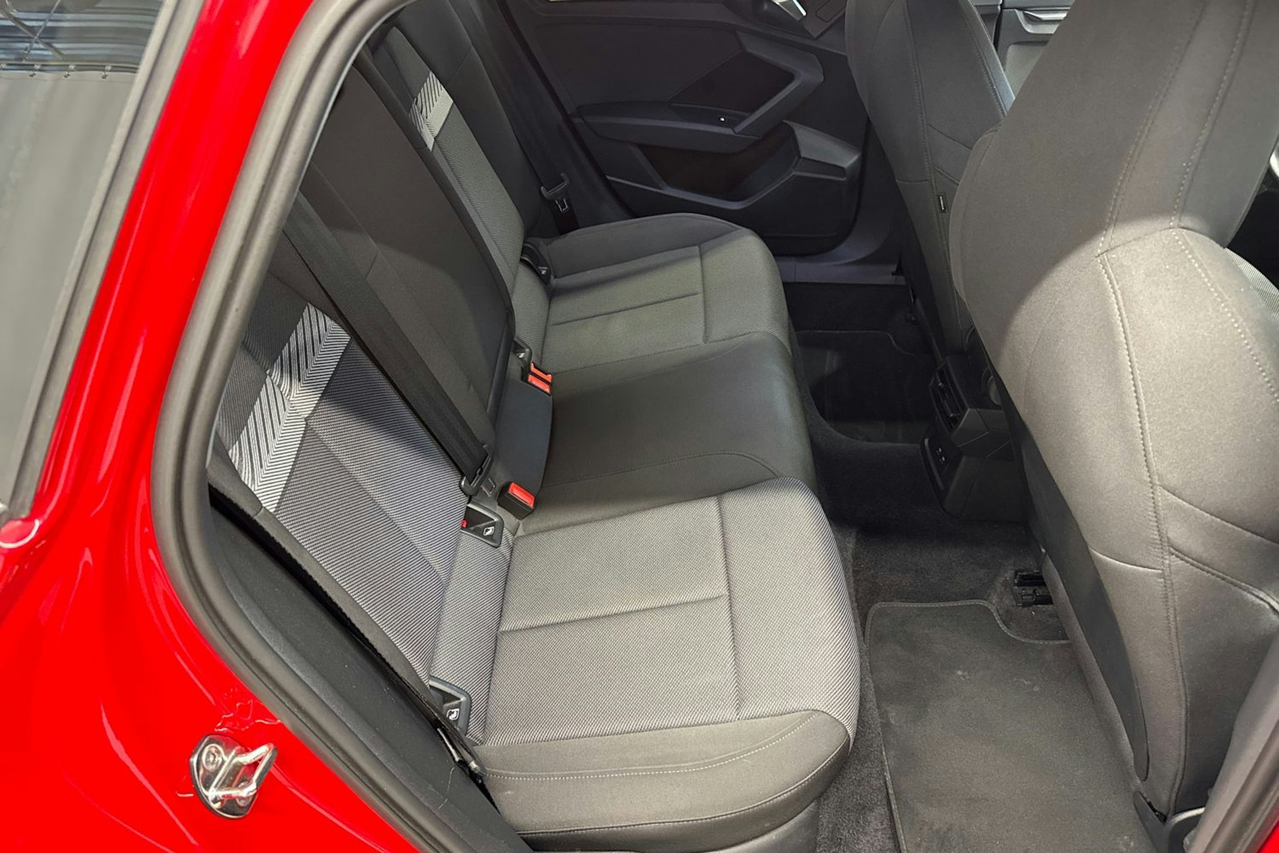 punainen Audi A3 2021 kuva 13.