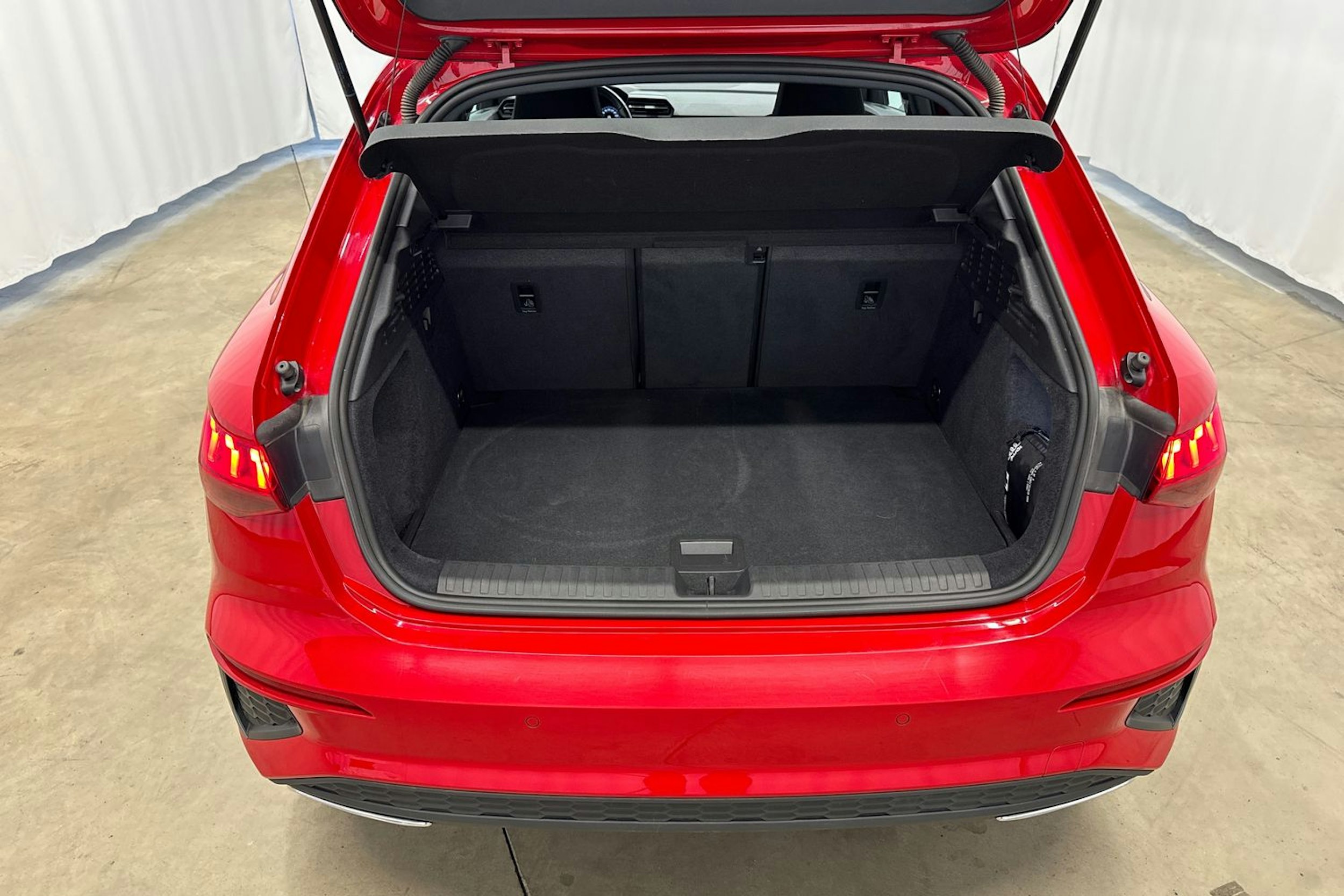 punainen Audi A3 2021 kuva 14.