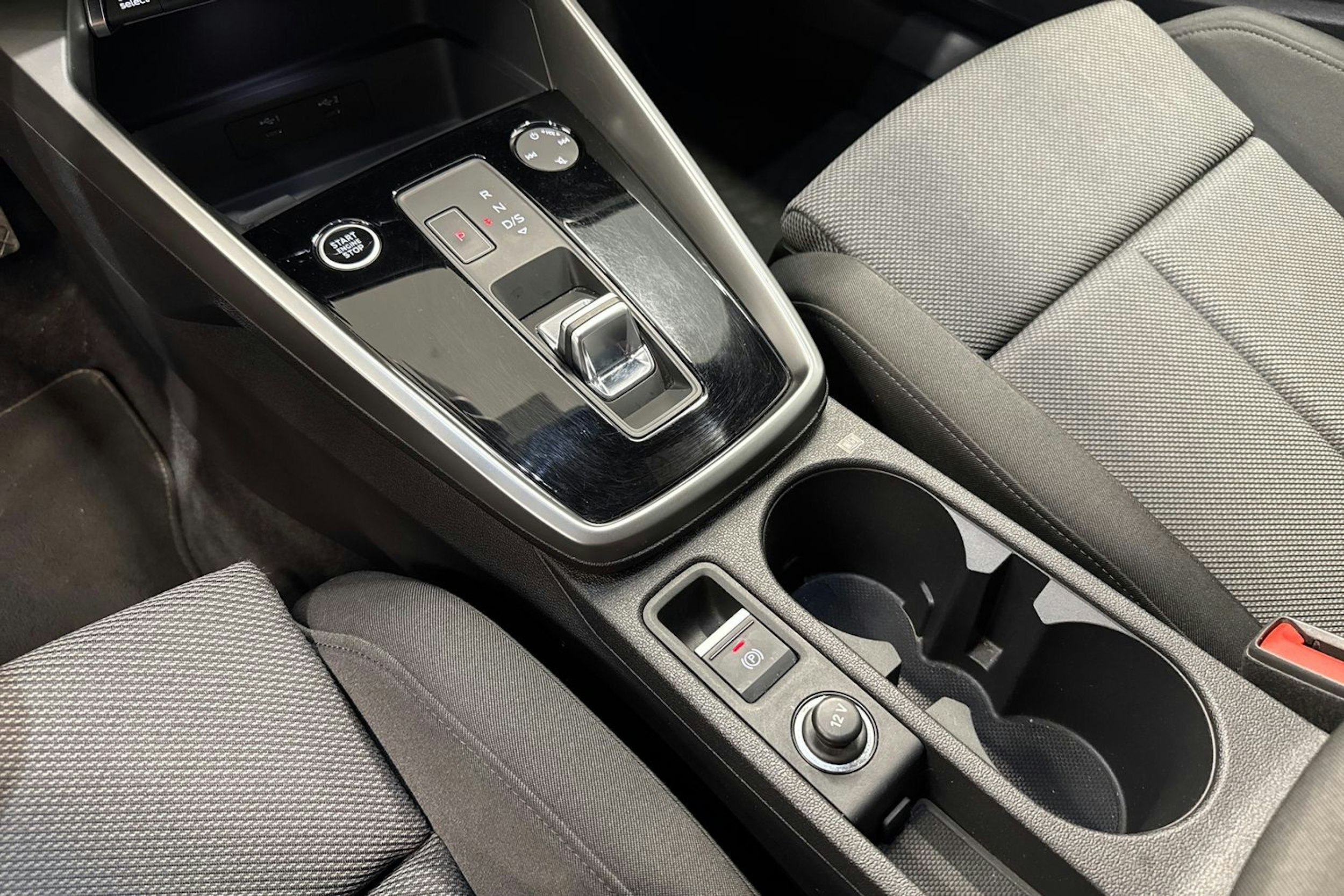 punainen Audi A3 2021 kuva 22.