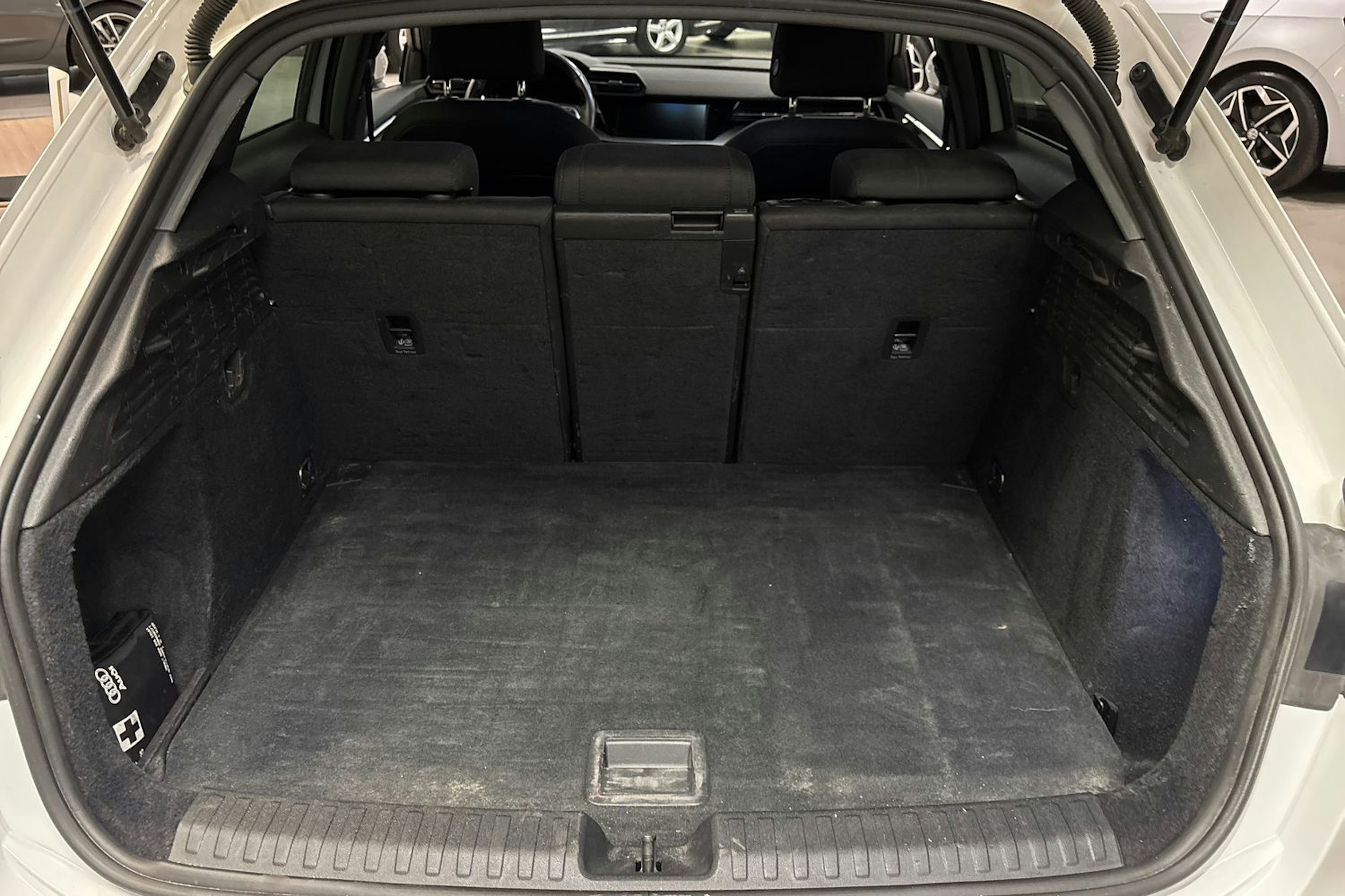 valkoinen Audi A3 2021 kuva 14.