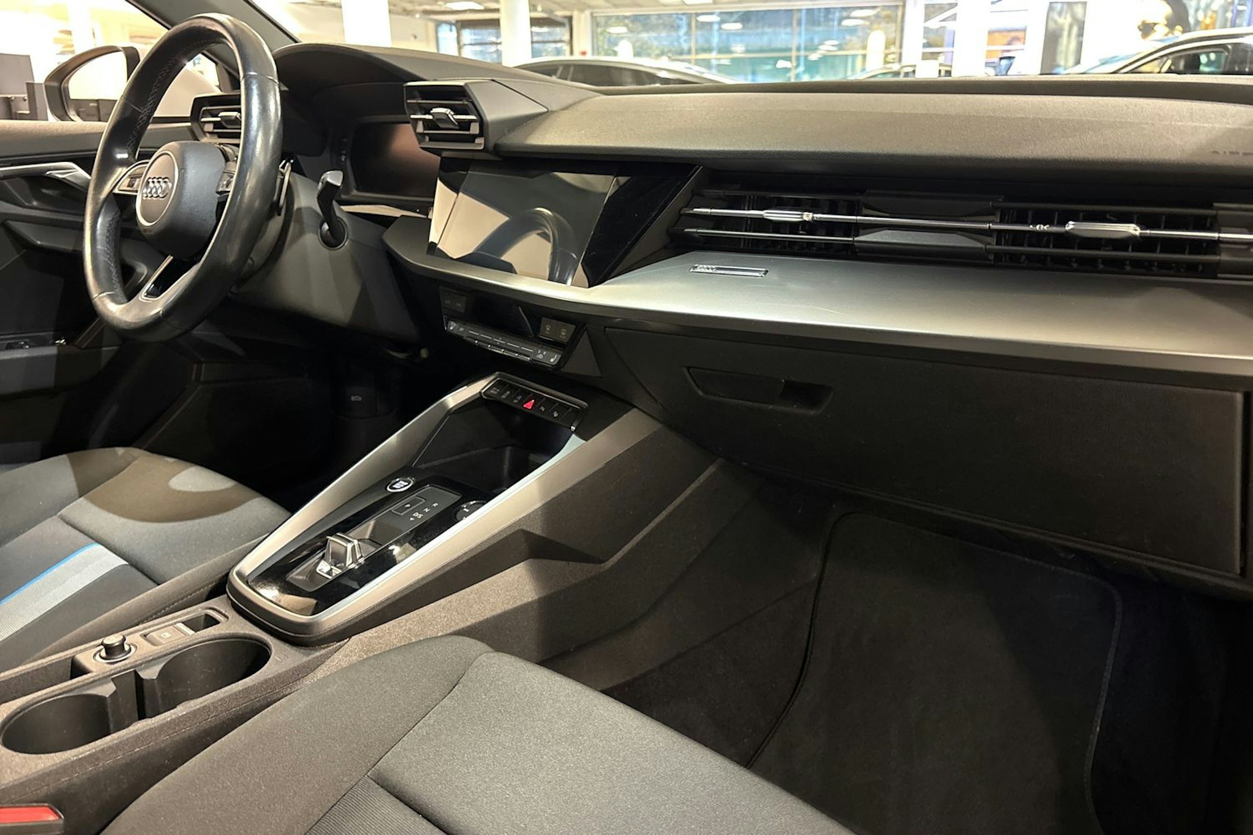 valkoinen Audi A3 2021 kuva 16.