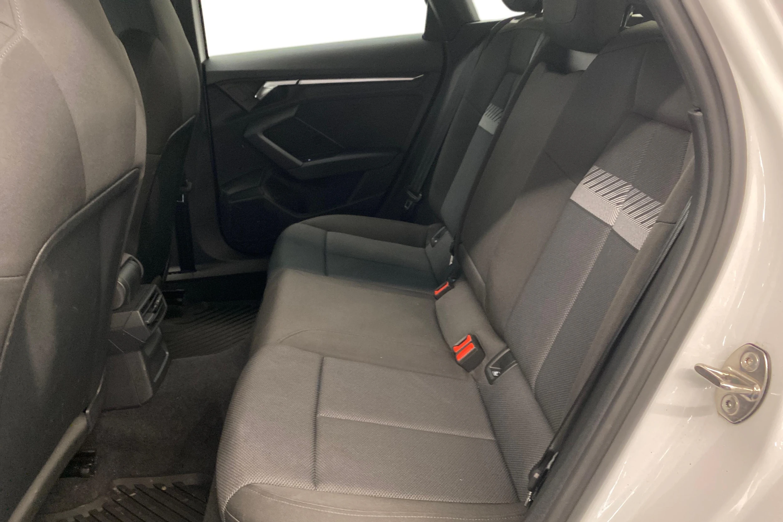 valkoinen Audi A3 2021 kuva 11.