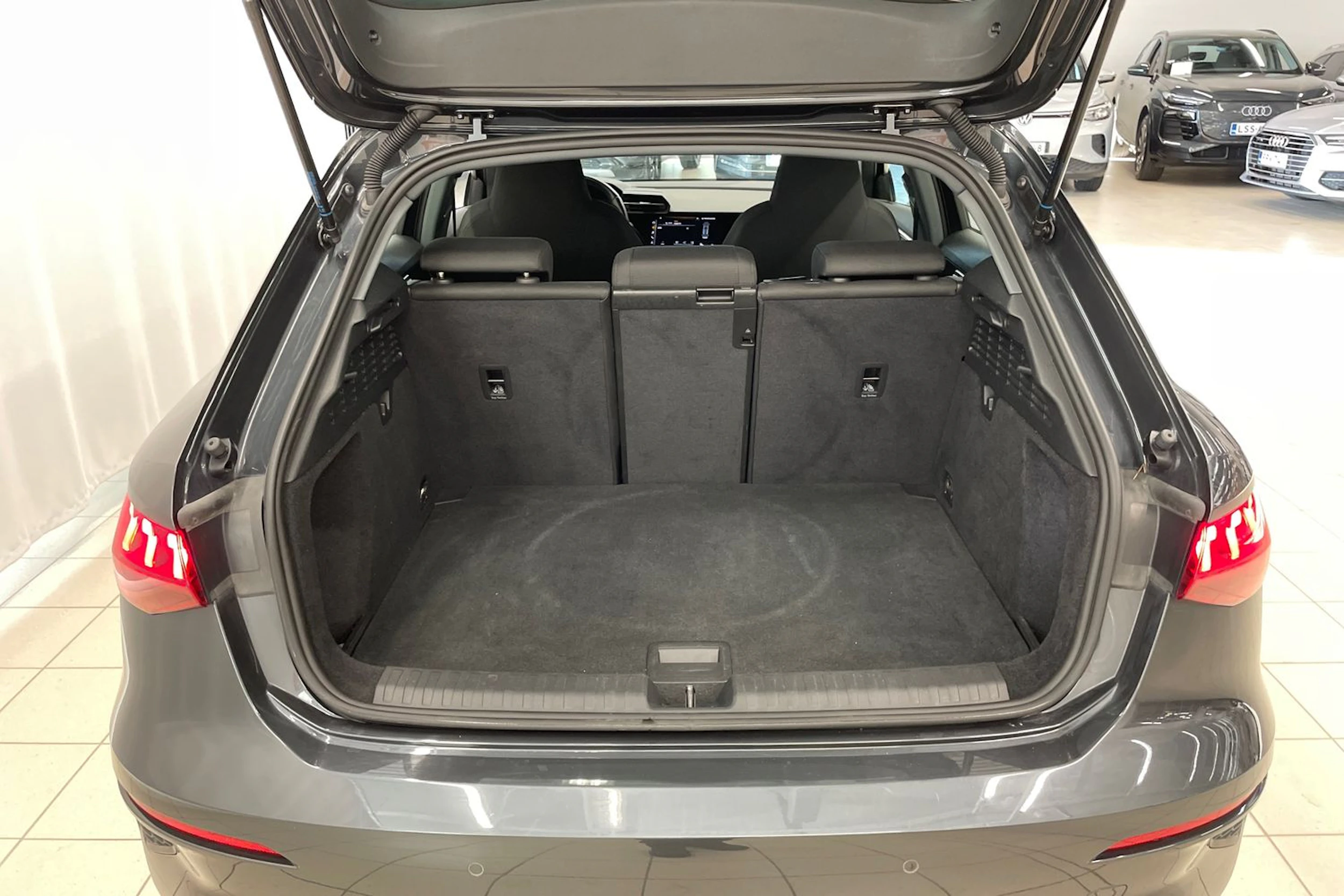 Harmaa Audi A3 2021 kuva 17.
