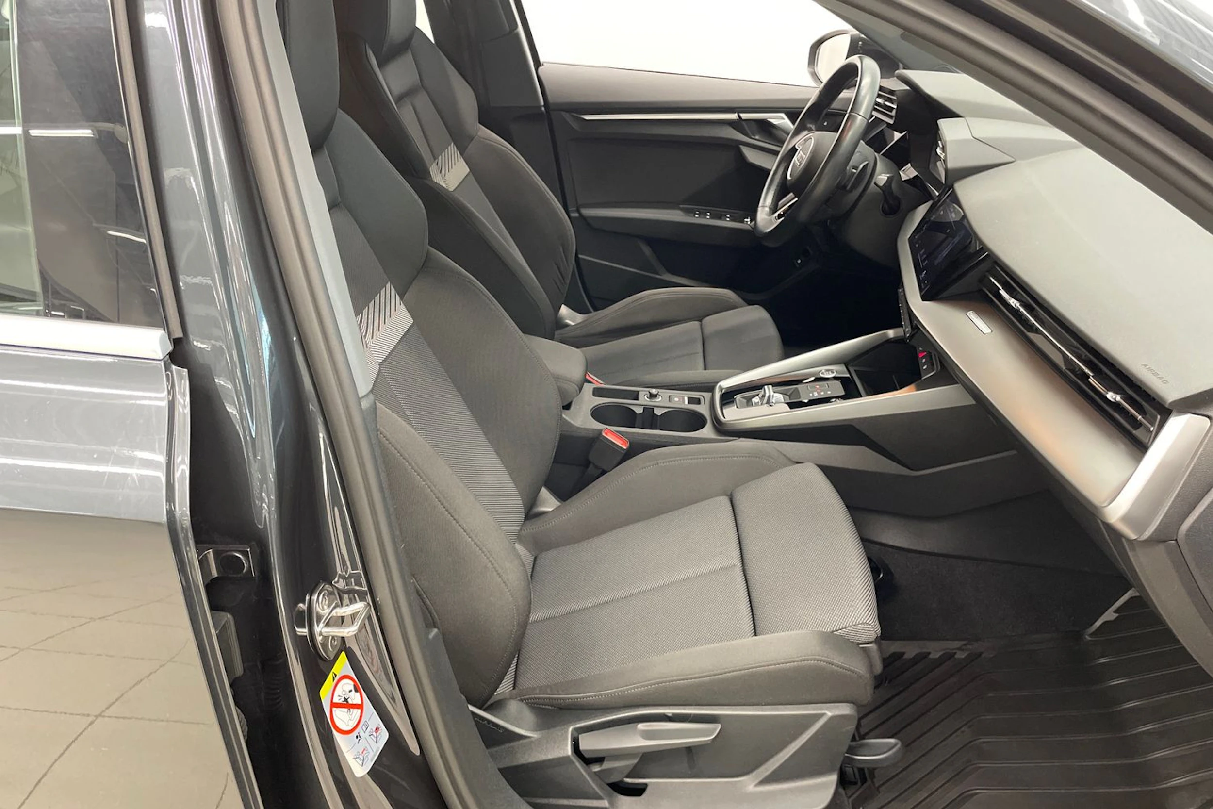 Harmaa Audi A3 2021 kuva 21.
