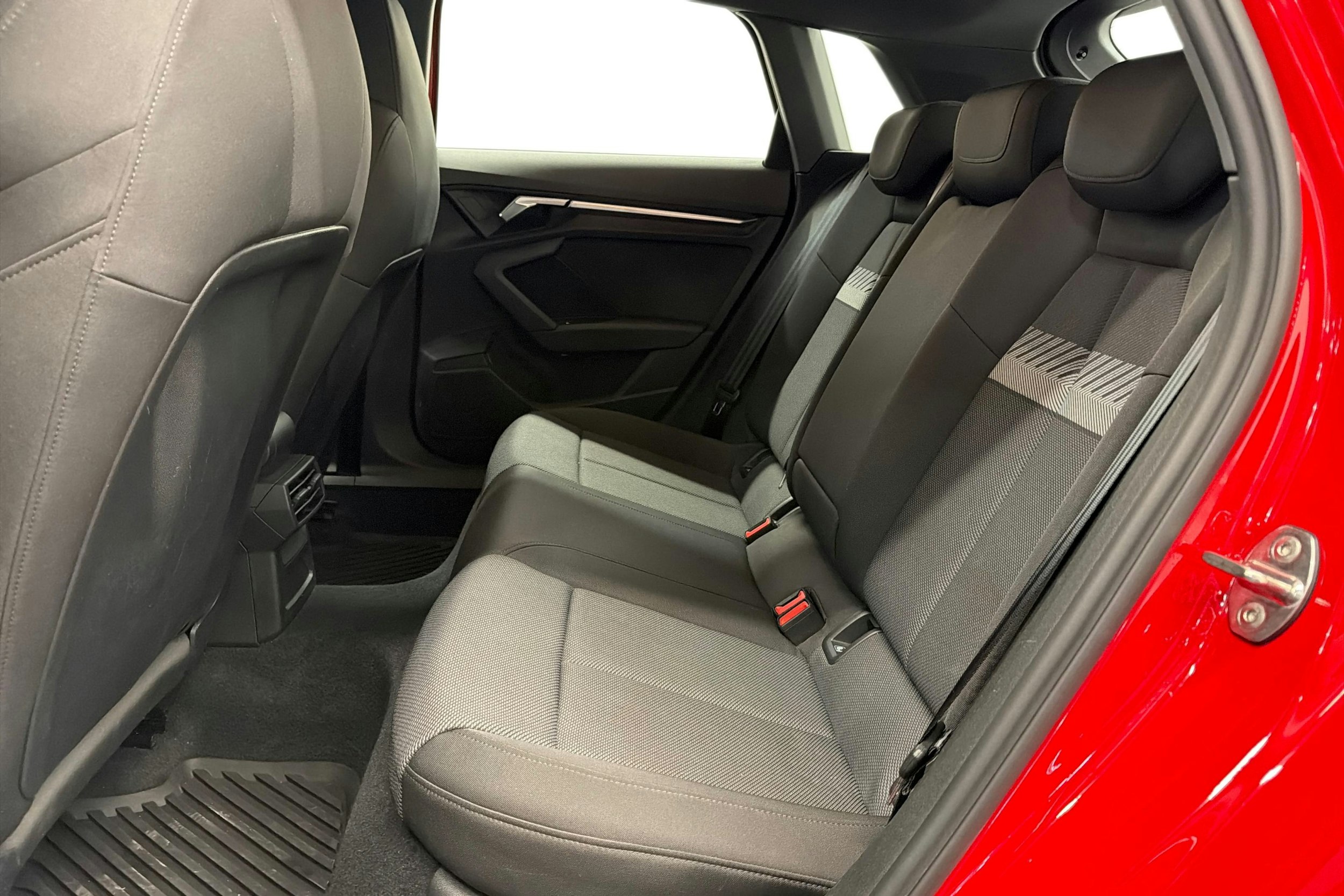 Punainen Audi A3 2021 kuva 10.