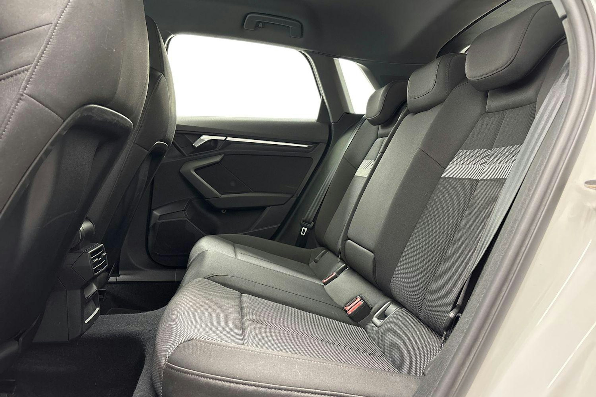 valkoinen Audi A3 2021 kuva 8.