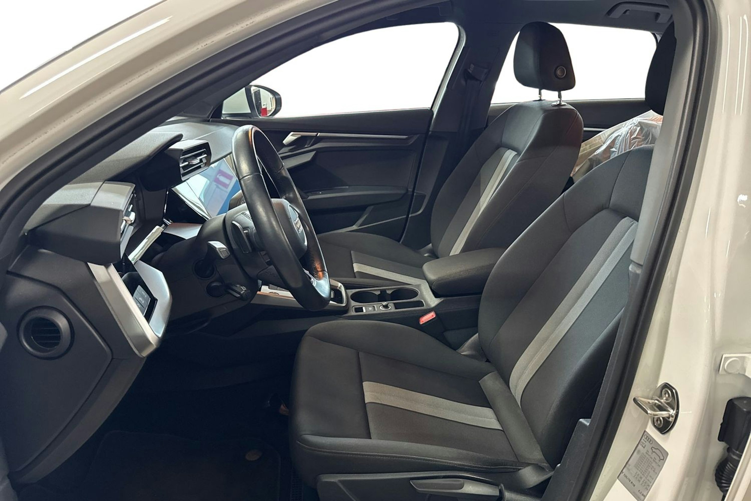 valkoinen Audi A3 2021 kuva 10.