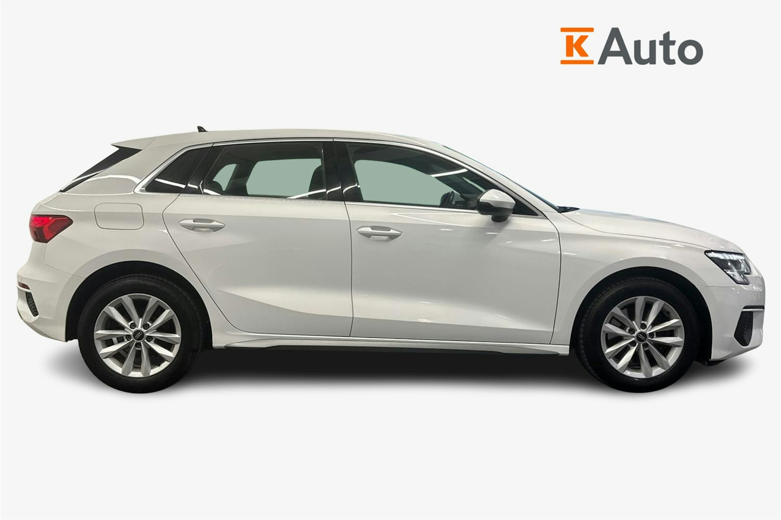 valkoinen Audi A3 2021 kuva 6.
