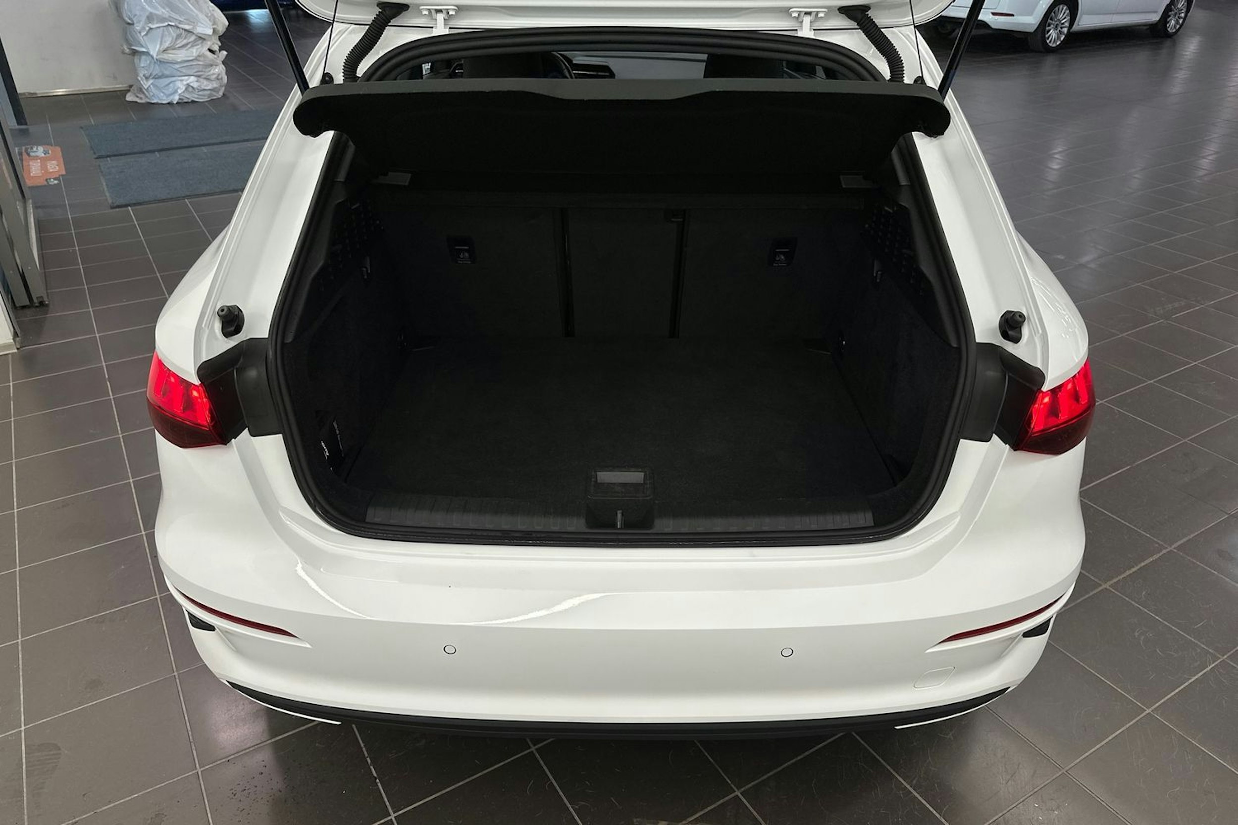 valkoinen Audi A3 2021 kuva 23.