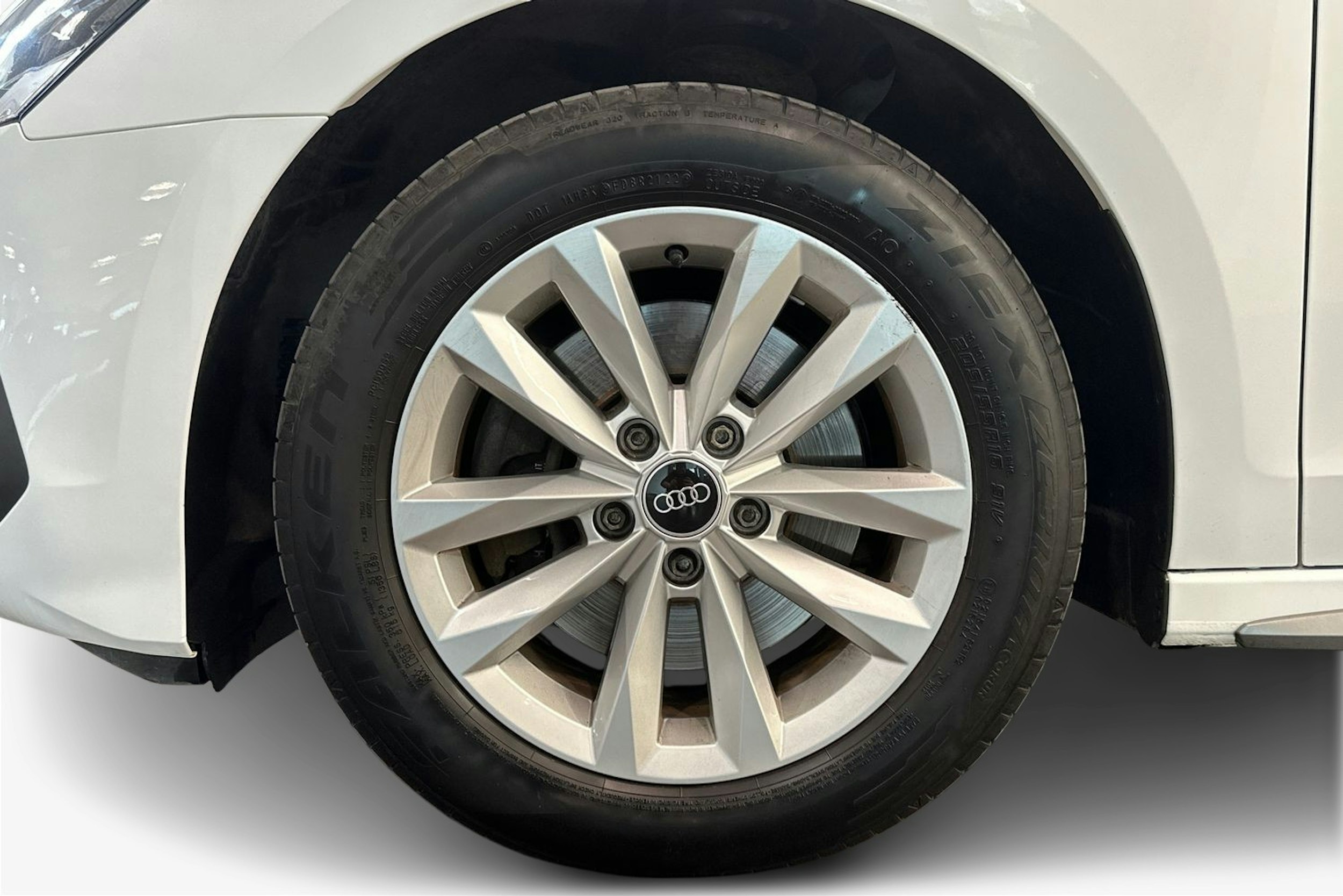 valkoinen Audi A3 2021 kuva 24.