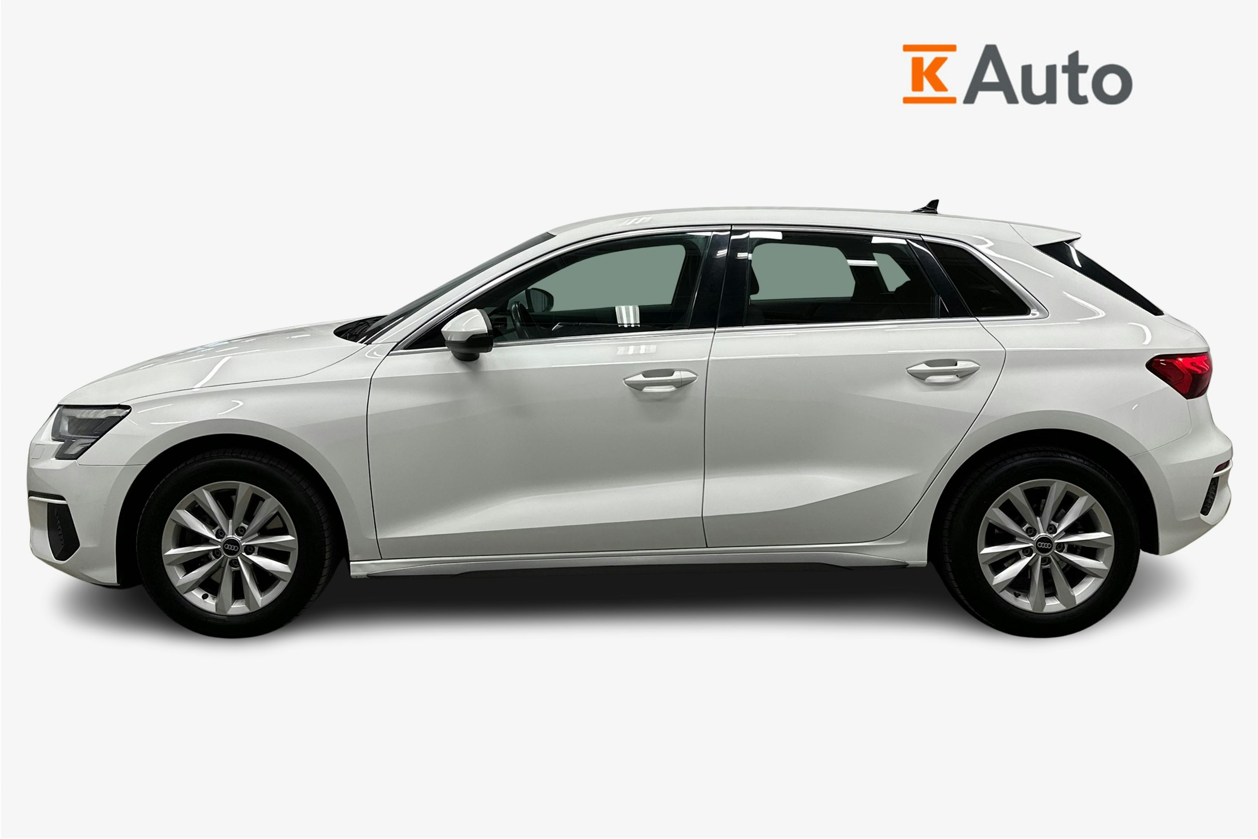 valkoinen Audi A3 2021 kuva 6.