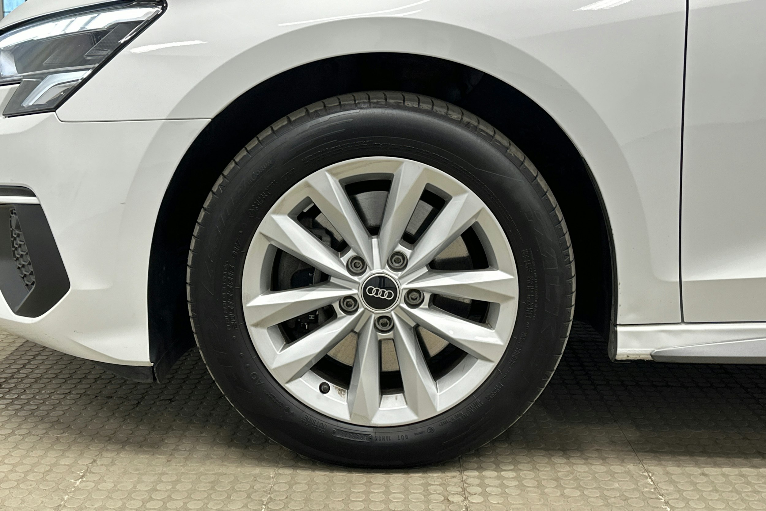 valkoinen Audi A3 2021 kuva 11.