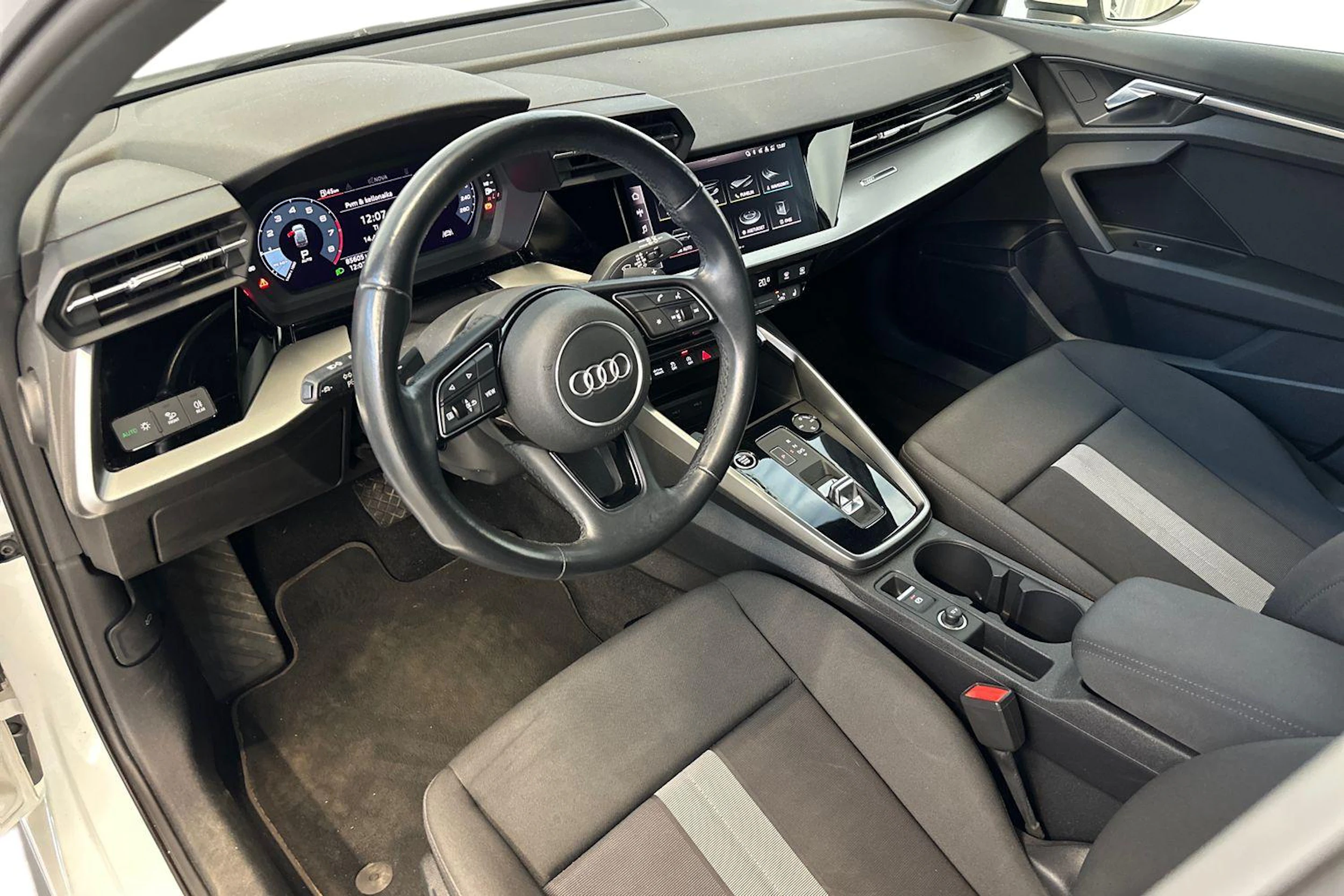 valkoinen Audi A3 2021 kuva 6.