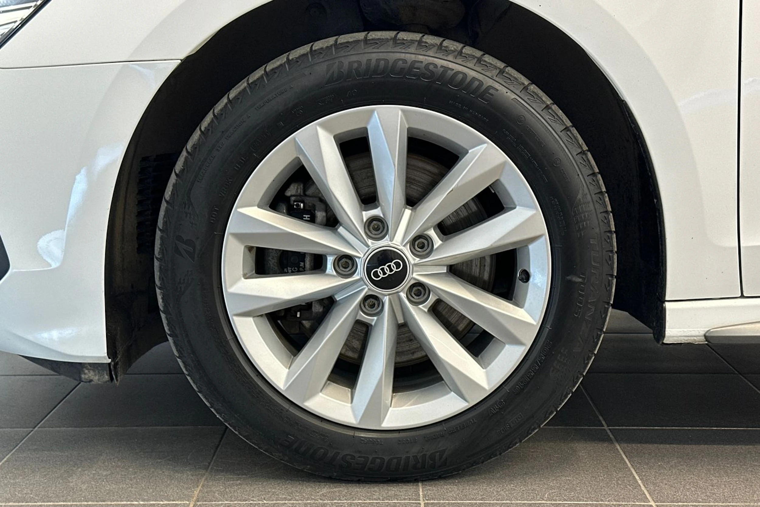 valkoinen Audi A3 2021 kuva 26.