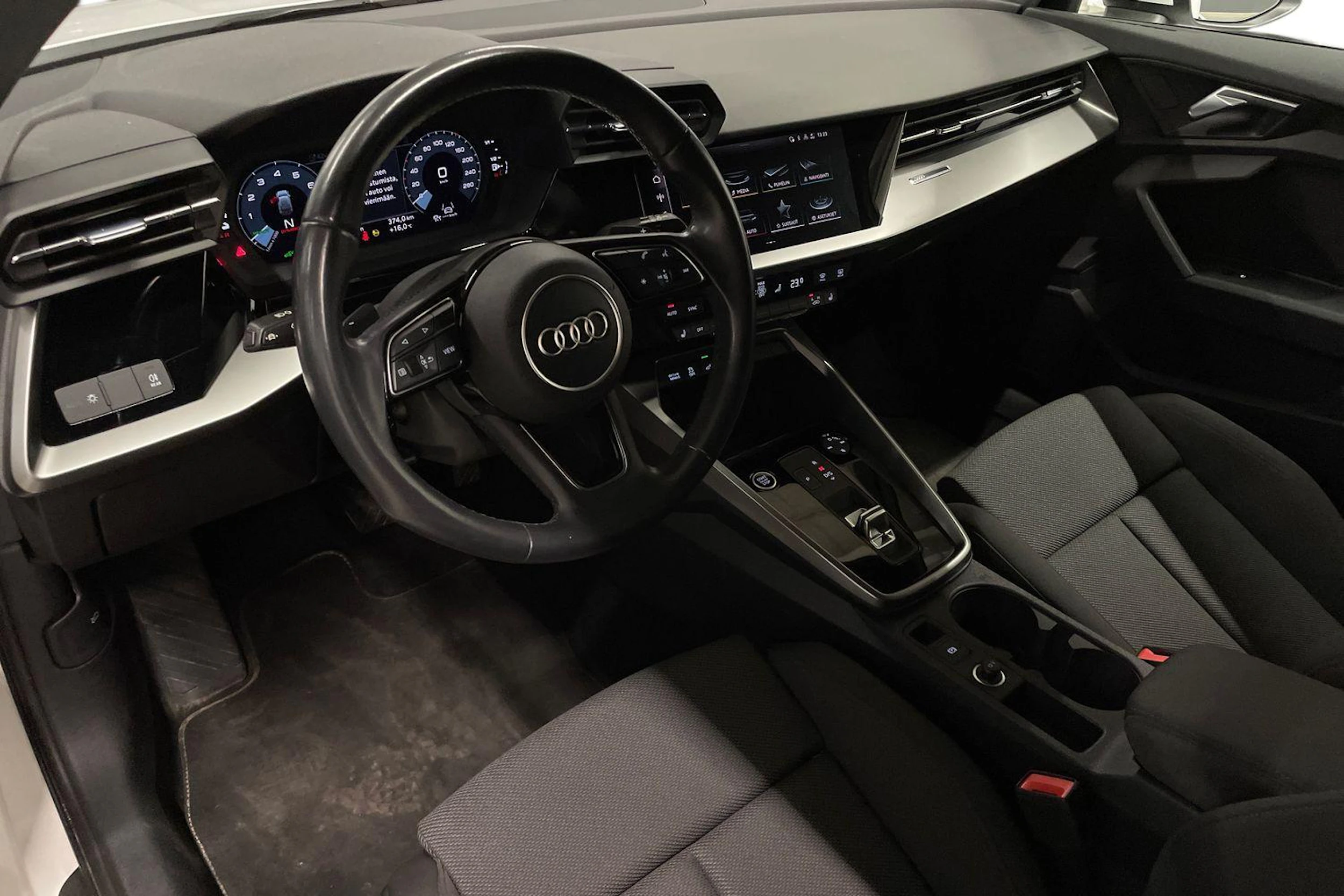 Valkoinen Audi A3 2021 kuva 6.