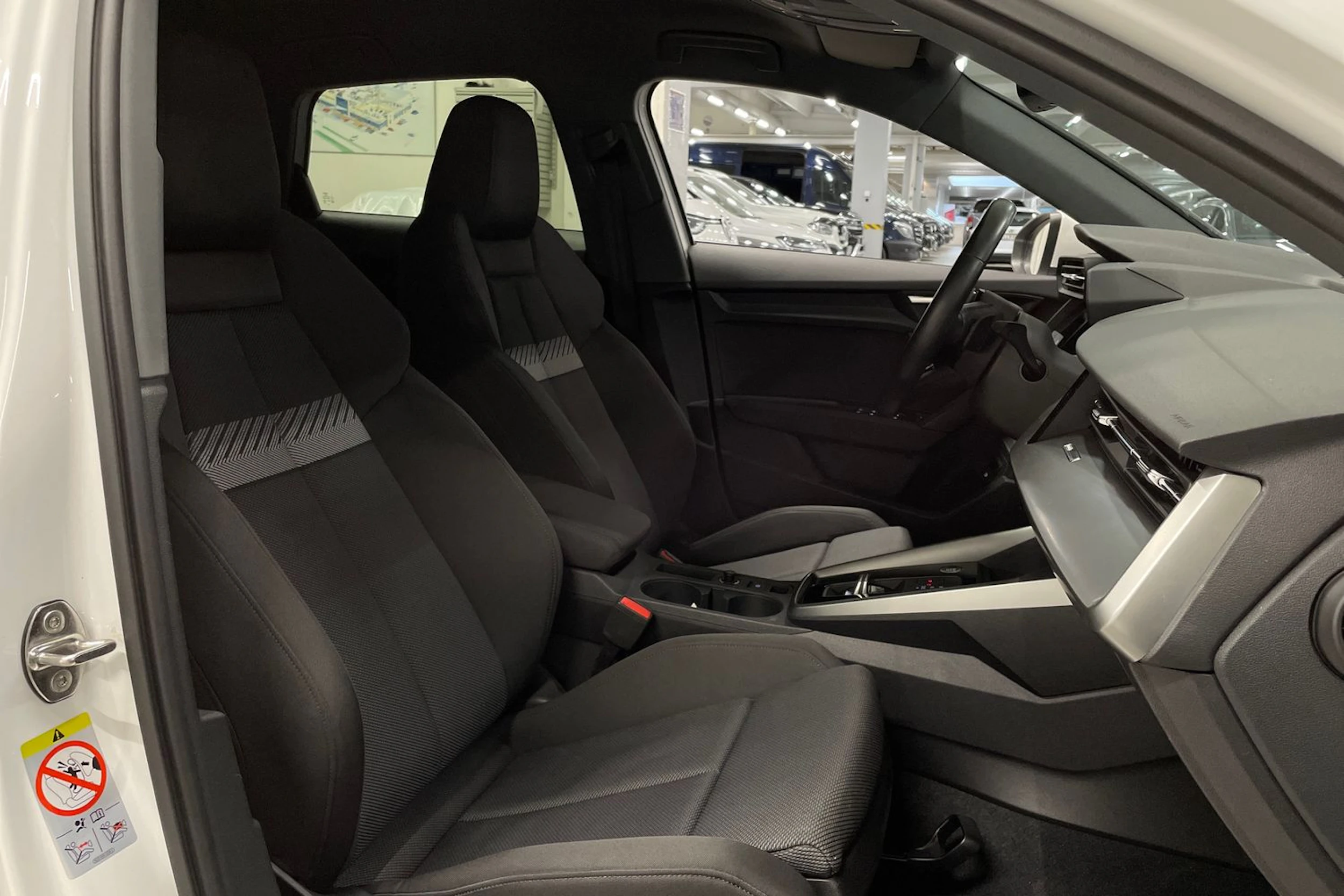 Valkoinen Audi A3 2021 kuva 24.