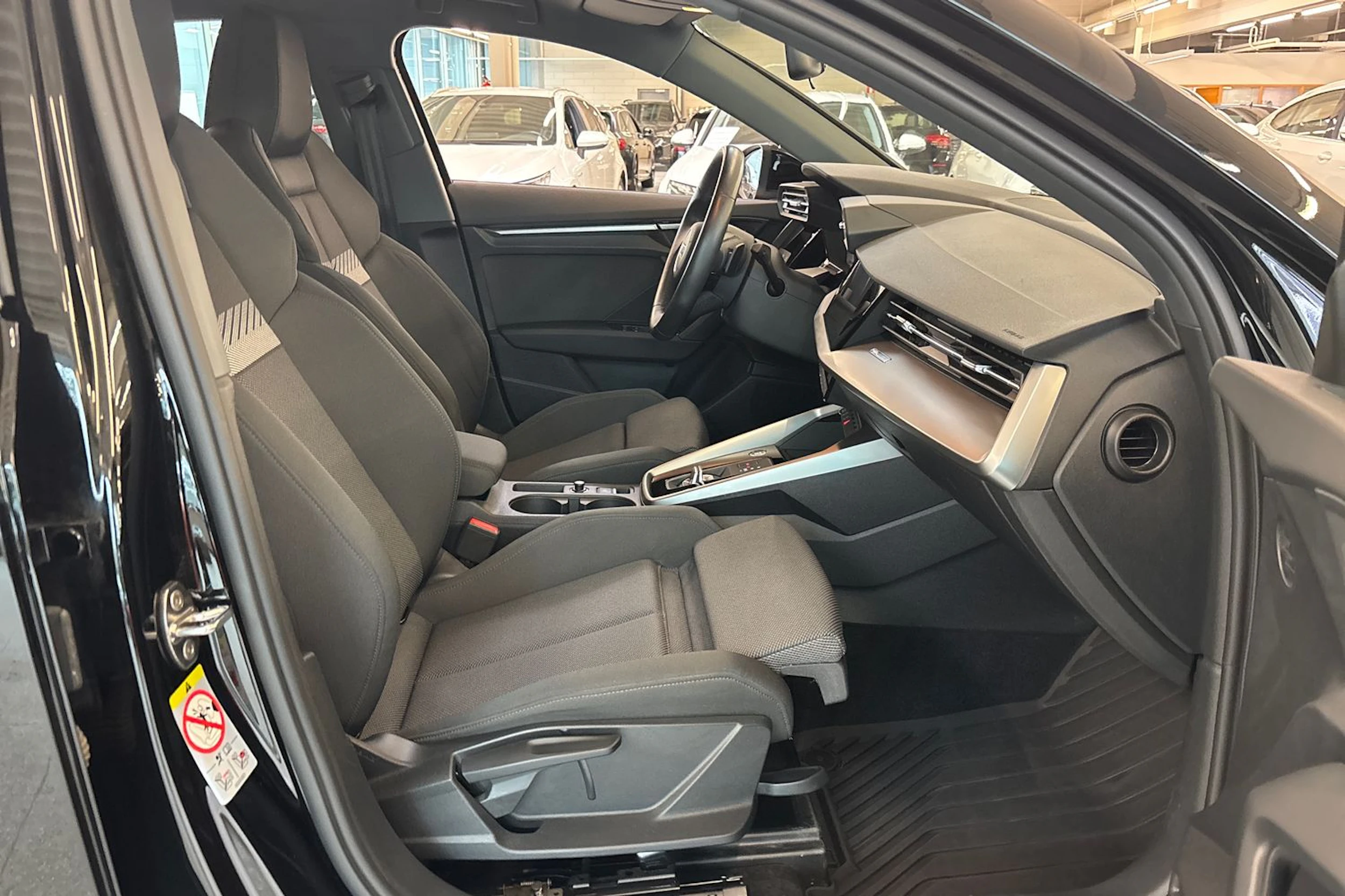 musta Audi A3 2021 kuva 18.