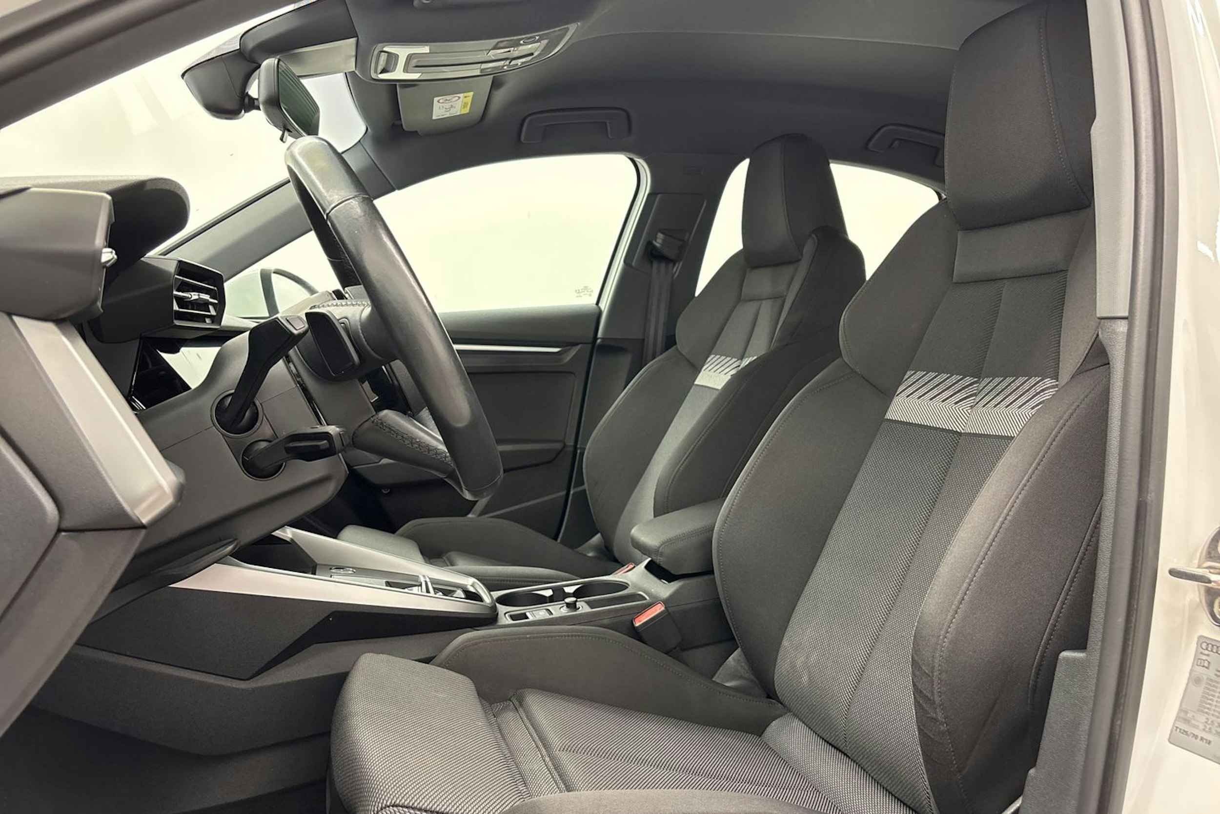 valkoinen Audi A3 2021 kuva 23.