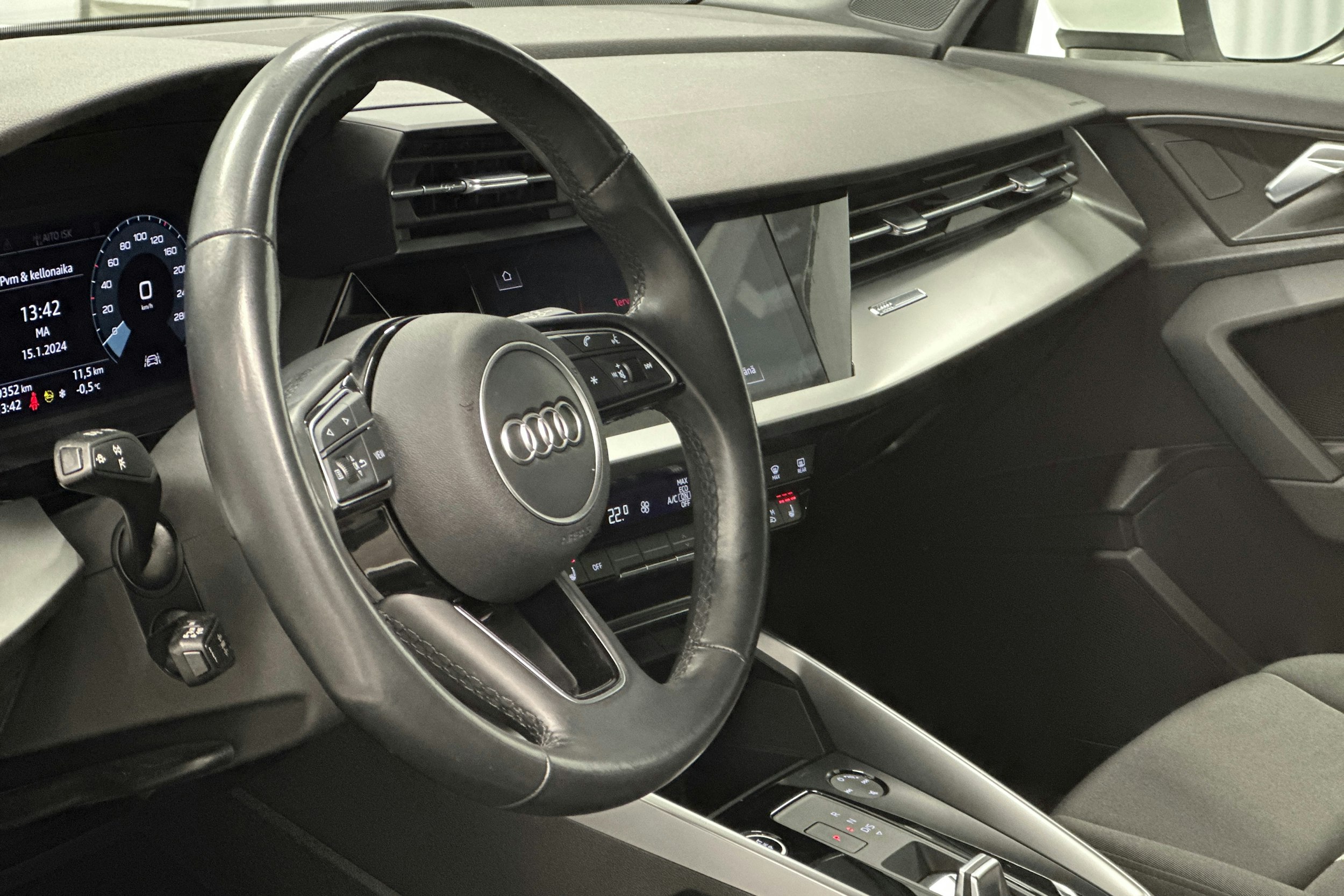valkoinen Audi A3 2021 kuva 6.