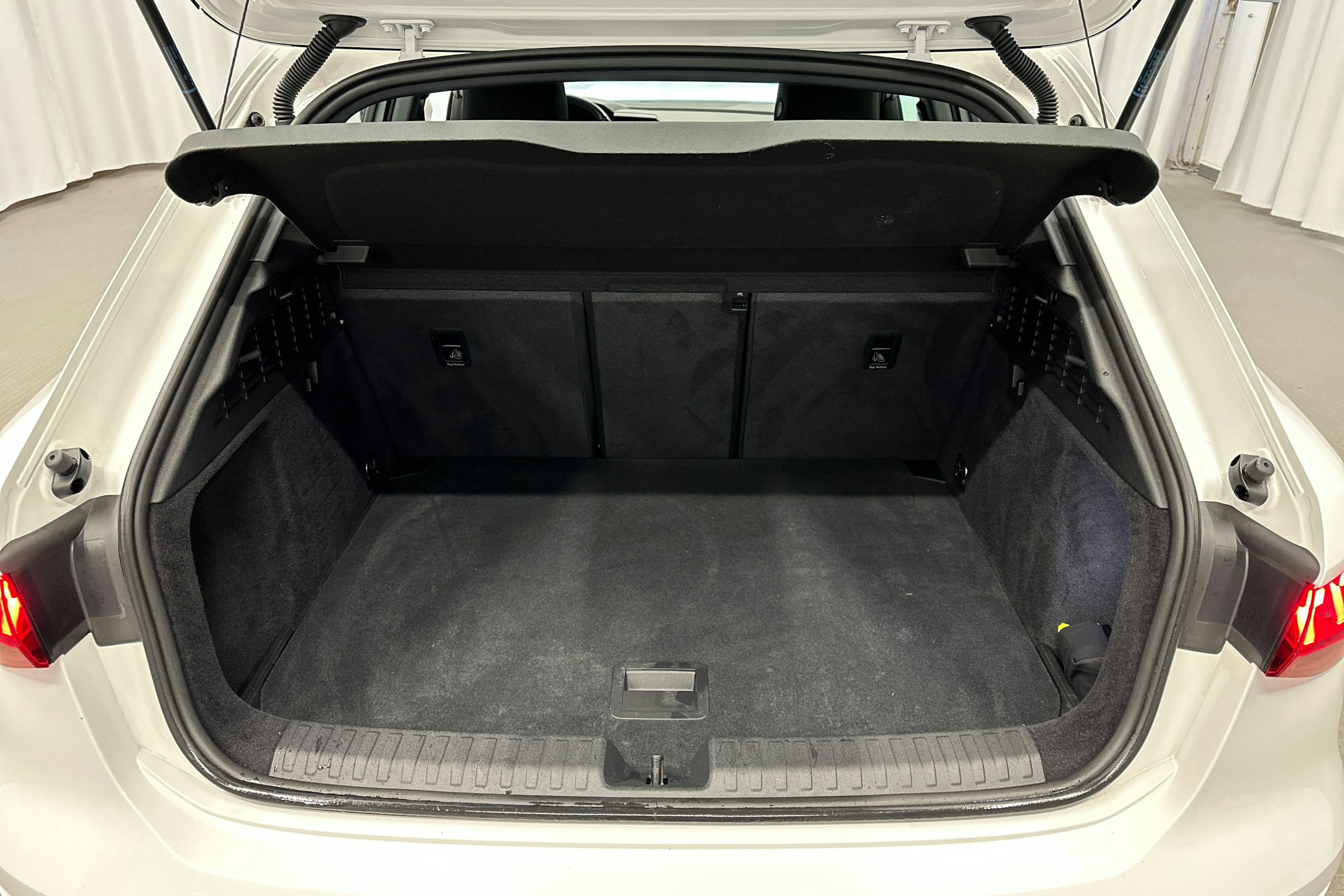 valkoinen Audi A3 2021 kuva 23.