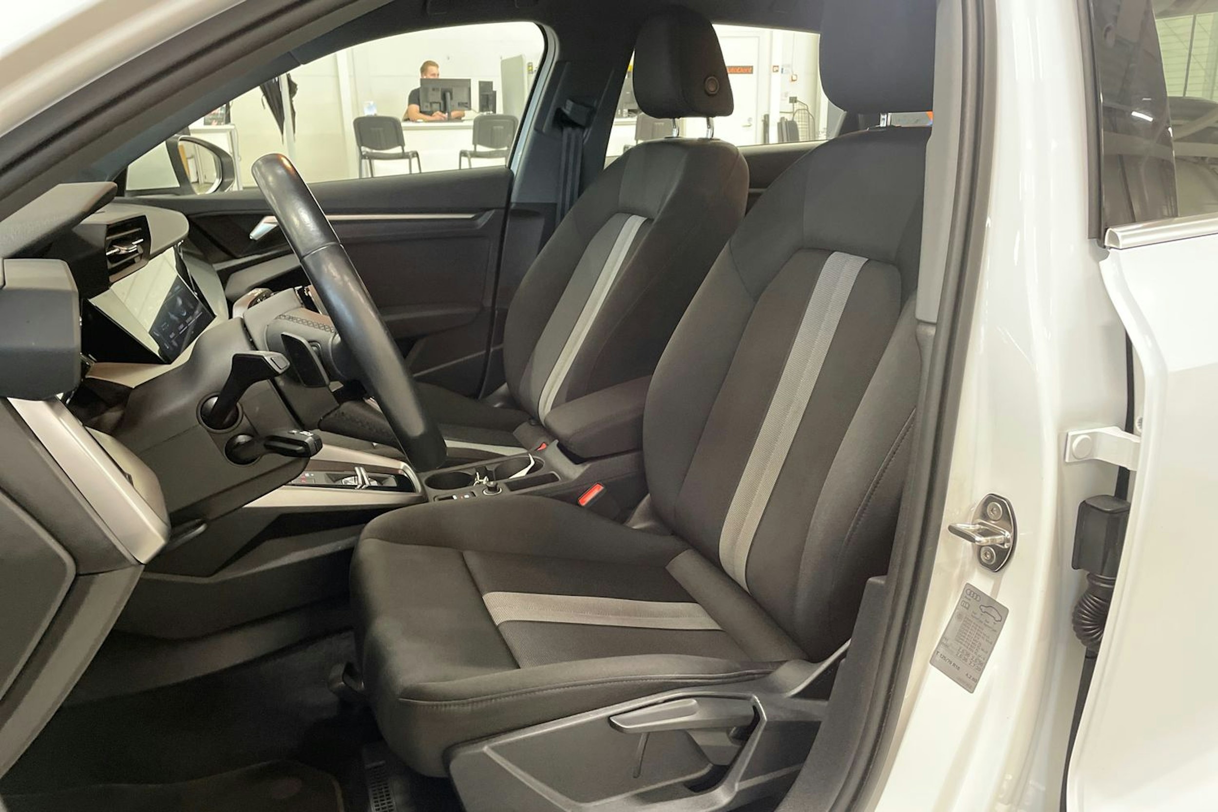 valkoinen Audi A3 2021 kuva 14.