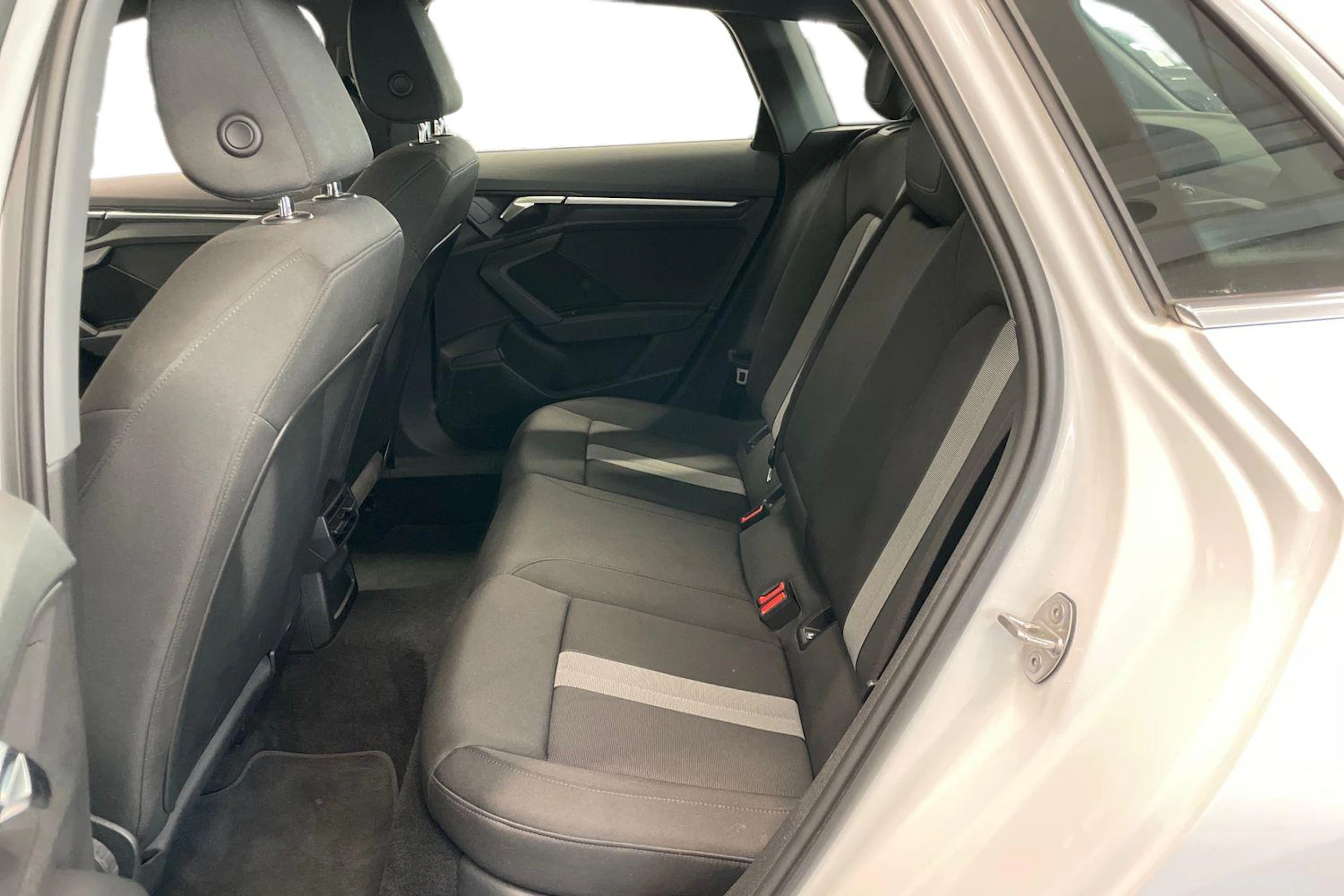 Valkoinen Audi A3 2021 kuva 8.