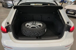 Valkoinen Audi A3 2021 kuva 19.